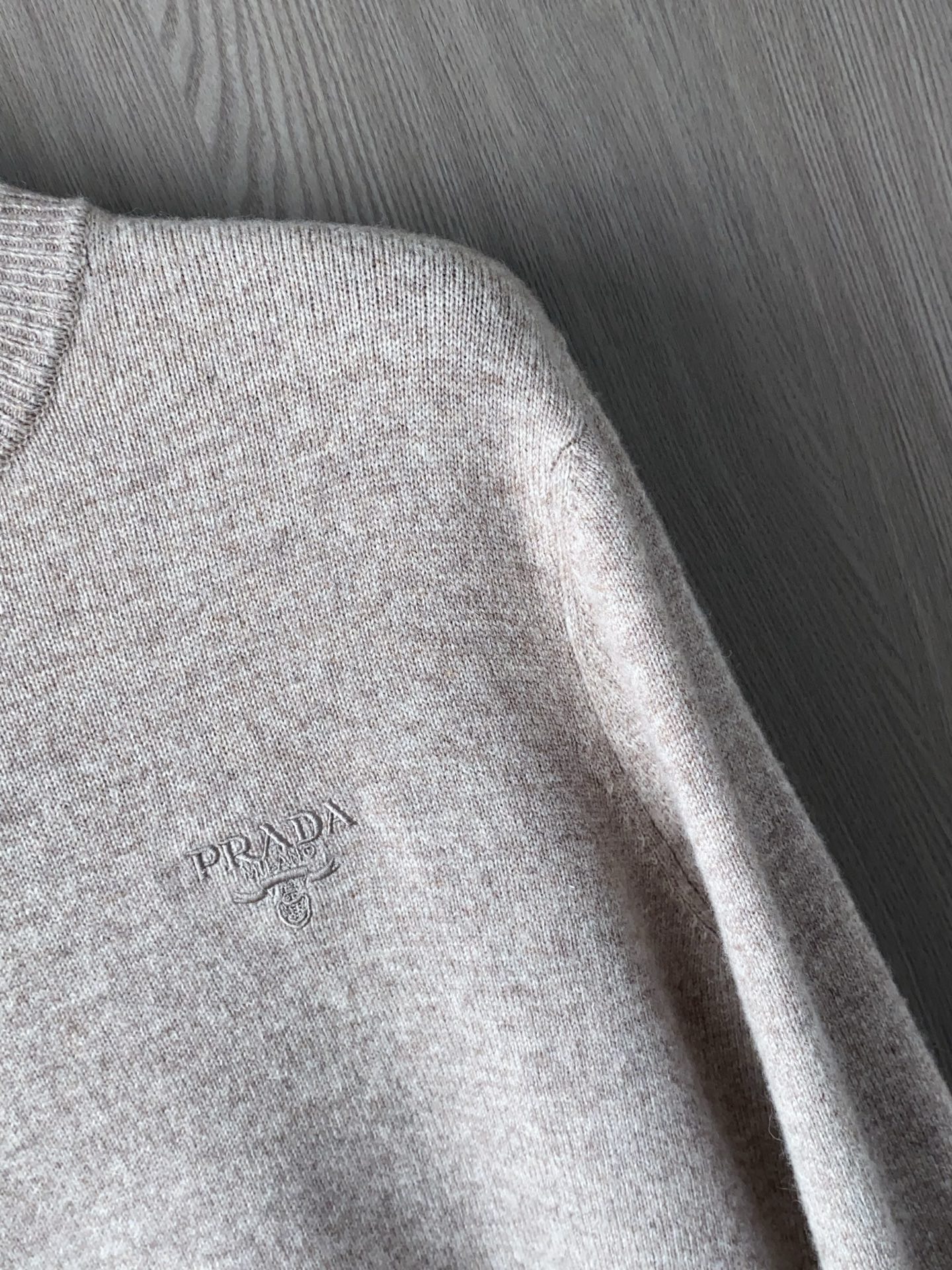 普拉达 2025ss秋冬新品时尚休闲打底单穿圆领商务休闲基础高档精纺100%纯羊毛毛衣 舒适保暖！不刺激