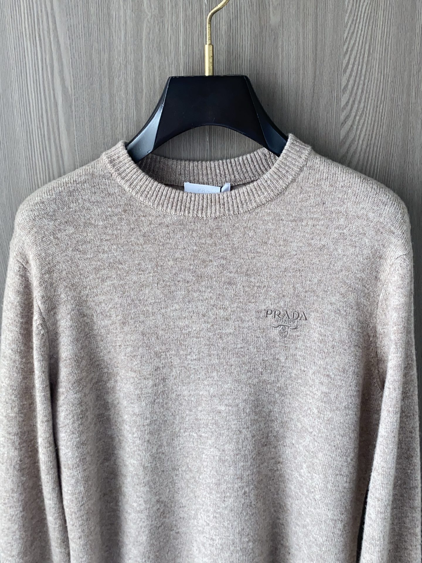 普拉达 2025ss秋冬新品时尚休闲打底单穿圆领商务休闲基础高档精纺100%纯羊毛毛衣 舒适保暖！不刺激