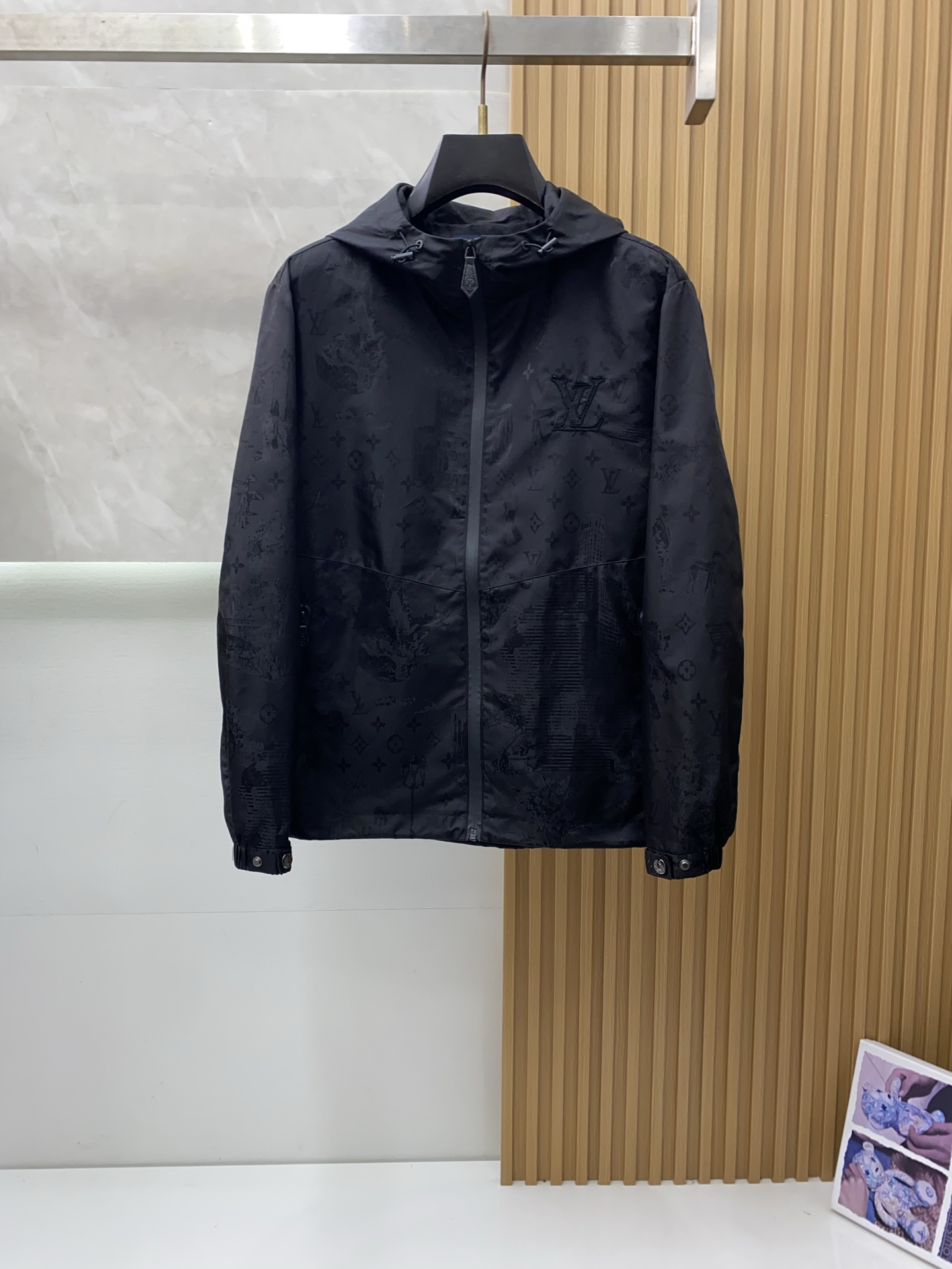 NO:541207,1v Louis Vuitton 2025FW men's autumn and winter jacket men's jacket, casual and daily wear items!  The upper body is decorated with body shape and customized fabrics perfectly combine fashion aesthetics and new urban business and leisure concepts. Different styles are available for you to choose classic styles, never out of time. A jacket unlocks all-changing styles. Simple but not simple, details show quality. I want to both temperature and demeanor. Break the convention and wear it out. Trends are fleeting, styles are always light and comfortable, and move freely. The aura is fully open. The essential robe in the workplace leads the trend and wears out your attitude. No fear of challenges. Youthful vitality, cost-effective choice. The whole body interprets the Italian-style ability and outdoor functional styles, both solemn and harmonious, creating a unique styling item. The overall outline tends to be simple, with a very personalized and elegant detail treatment, enriching the overall vision. The wardrobe is excellent for business and leisure, and is excellent at high attendance!  It is hard to find!  48-56 (please report height and weight by placing an order, louis vuitton, jackets & coats, jackets & coats, alexander wang198609091v路易威登 2025FW男士秋冬夹克男装外套,休闲日常穿搭单品！上身修饰身形、定制面料将时装美学和新都市商务休闲概念完美融合,不同风格任你选经典款,永不过时 一件外套,解锁百变风格 简约而不简单,细节彰显品质.温度与风度,我都要.打破常规,穿出自我.潮流易逝,风格永存 轻便舒适,活动自如.气场全开,职场必备战袍引领潮流,穿出你的态度 无惧挑战 青春活力,性价比之选 通体将意式的干练和户外功能性风格极致诠释,亦庄亦谐,塑造出别具一格的造型单品,整体轮廓趋于简约风格,颇为个性且雅痞的细节处理,丰富了整体视觉.衣橱商务休闲绝佳的高出勤率！可遇而不可求！48-56（下单请报身高体重,,louis vuitton,jackets & coats,jackets & coats,alexander wang,Men's clothing