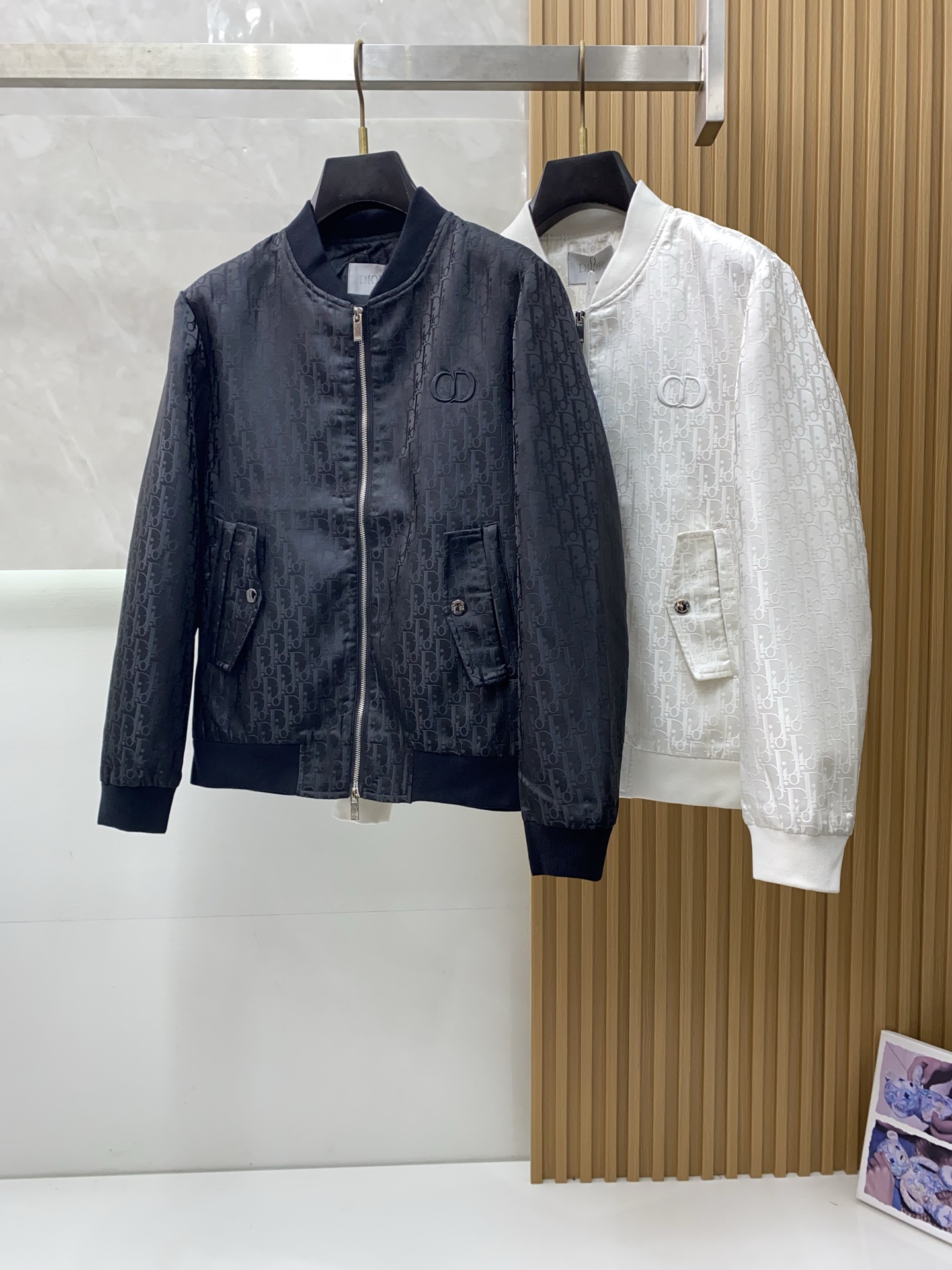 NO:541196,Dior 2025FW men's autumn and winter jacket men's jacket, casual and daily wear items!  The upper body is decorated with body shape and customized fabrics perfectly combine fashion aesthetics and new urban business and leisure concepts. Different styles are available for you to choose classic styles, never out of time. A jacket unlocks all-changing styles. Simple but not simple, details show quality. I want to both temperature and demeanor. Break the convention and wear it out. Trends are fleeting, styles are always light and comfortable, and move freely. The aura is fully open. The essential robe in the workplace leads the trend and wears out your attitude. No fear of challenges. Youthful vitality, cost-effective choice. The whole body interprets the Italian-style ability and outdoor functional styles, both solemn and harmonious, creating a unique styling item. The overall outline tends to be simple, with a very personalized and elegant detail treatment, enriching the overall vision. The wardrobe is excellent for business and leisure, and is excellent at high attendance!  It is hard to find!  48-56 (please report height and weight by placing an order, dior, jackets & coats, jackets & coats, alexander wang19860909迪奥 2025FW男士秋冬夹克男装外套,休闲日常穿搭单品！上身修饰身形、定制面料将时装美学和新都市商务休闲概念完美融合,不同风格任你选经典款,永不过时 一件外套,解锁百变风格 简约而不简单,细节彰显品质.温度与风度,我都要.打破常规,穿出自我.潮流易逝,风格永存 轻便舒适,活动自如.气场全开,职场必备战袍引领潮流,穿出你的态度 无惧挑战 青春活力,性价比之选 通体将意式的干练和户外功能性风格极致诠释,亦庄亦谐,塑造出别具一格的造型单品,整体轮廓趋于简约风格,颇为个性且雅痞的细节处理,丰富了整体视觉.衣橱商务休闲绝佳的高出勤率！可遇而不可求！48-56（下单请报身高体重,,dior,jackets & coats,jackets & coats,alexander wang,Men's clothing