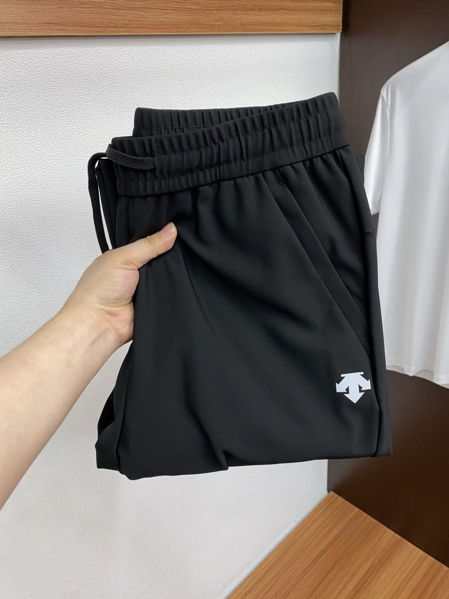 NO:595626,Descente 2025 Autumn and Winter customized casual pants. Clean and neat tailoring, full of urban style. Made of worsted fabric, which feels soft and dry, and the upper body effect is crisp and stylish. The hardware is exquisite and the logo design is very beautiful. So many top-quality raw materials create a high-end product with unparalleled value. The first choice for high-end fashion people. Size M-5xL,, alexander wang19860909迪桑特 2025 秋冬定制休闲裤 干净利落剪裁,都市风十足 采用精纺面料手感软糯干爽,上身效果挺括有型.五金精致,logo设计非常好看如此众多的顶级原料,打造出价值感无与伦比的高端产品,高端潮流时尚人士首选 尺码 M-5xL,,alexander wang,Men's clothing