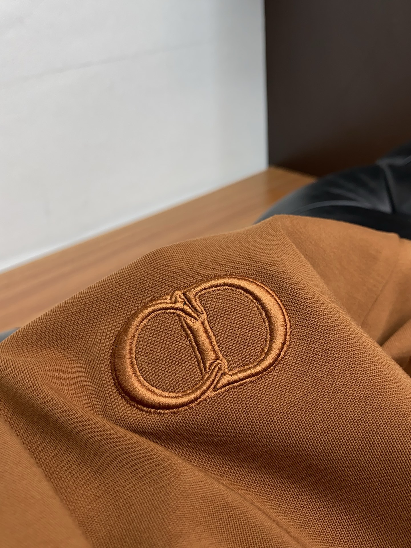 迪奥 2025 秋冬AW新品，时尚休闲打底加厚长袖卫衣专柜同步有售，进口面料，工艺极度复杂，视觉相当雅致