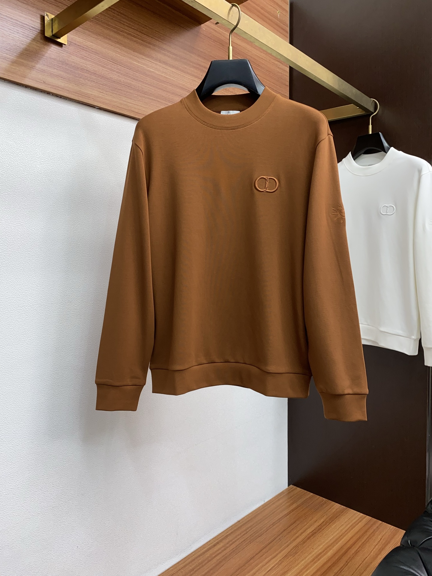 迪奥 2025 秋冬AW新品，时尚休闲打底加厚长袖卫衣专柜同步有售，进口面料，工艺极度复杂，视觉相当雅致