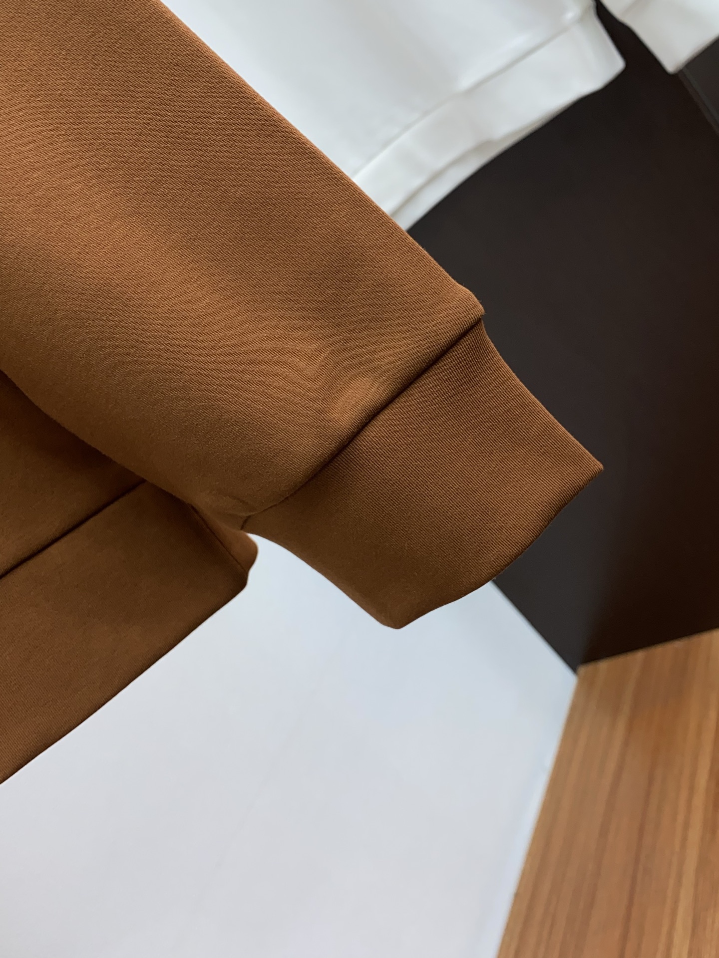 迪奥 2025 秋冬AW新品，时尚休闲打底加厚长袖卫衣专柜同步有售，进口面料，工艺极度复杂，视觉相当雅致