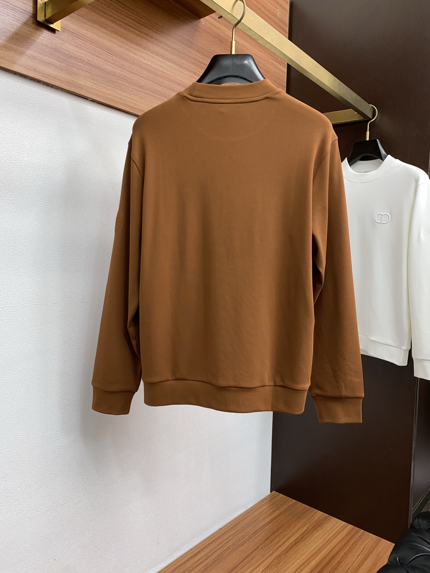 迪奥 2025 秋冬AW新品，时尚休闲打底加厚长袖卫衣专柜同步有售，进口面料，工艺极度复杂，视觉相当雅致