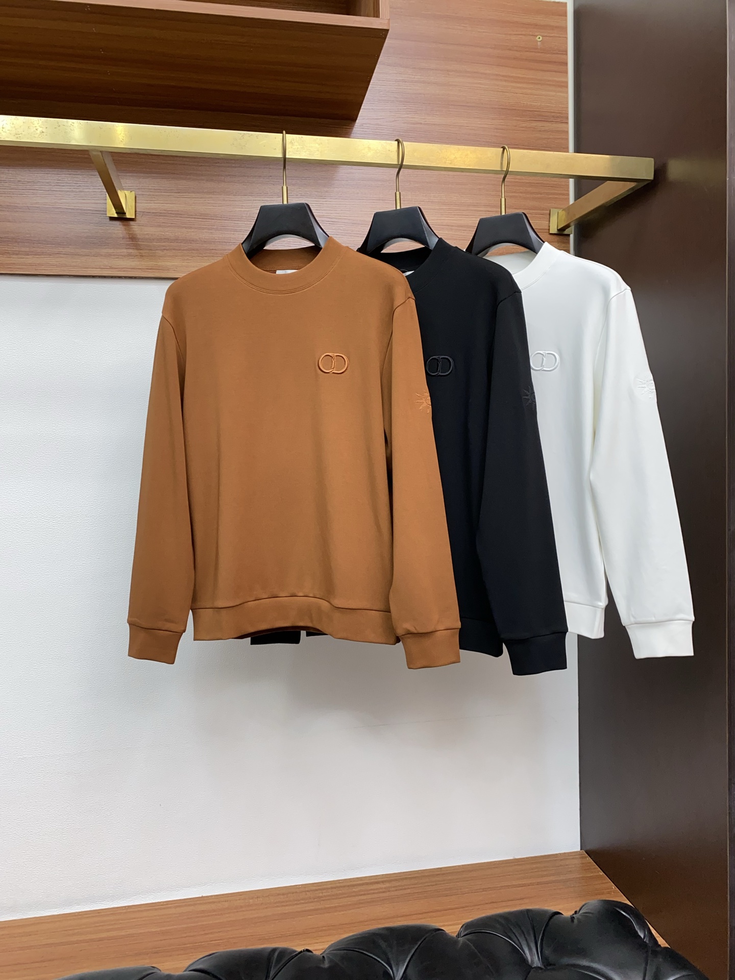 迪奥 2025 秋冬AW新品，时尚休闲打底加厚长袖卫衣专柜同步有售，进口面料，工艺极度复杂，视觉相当雅致