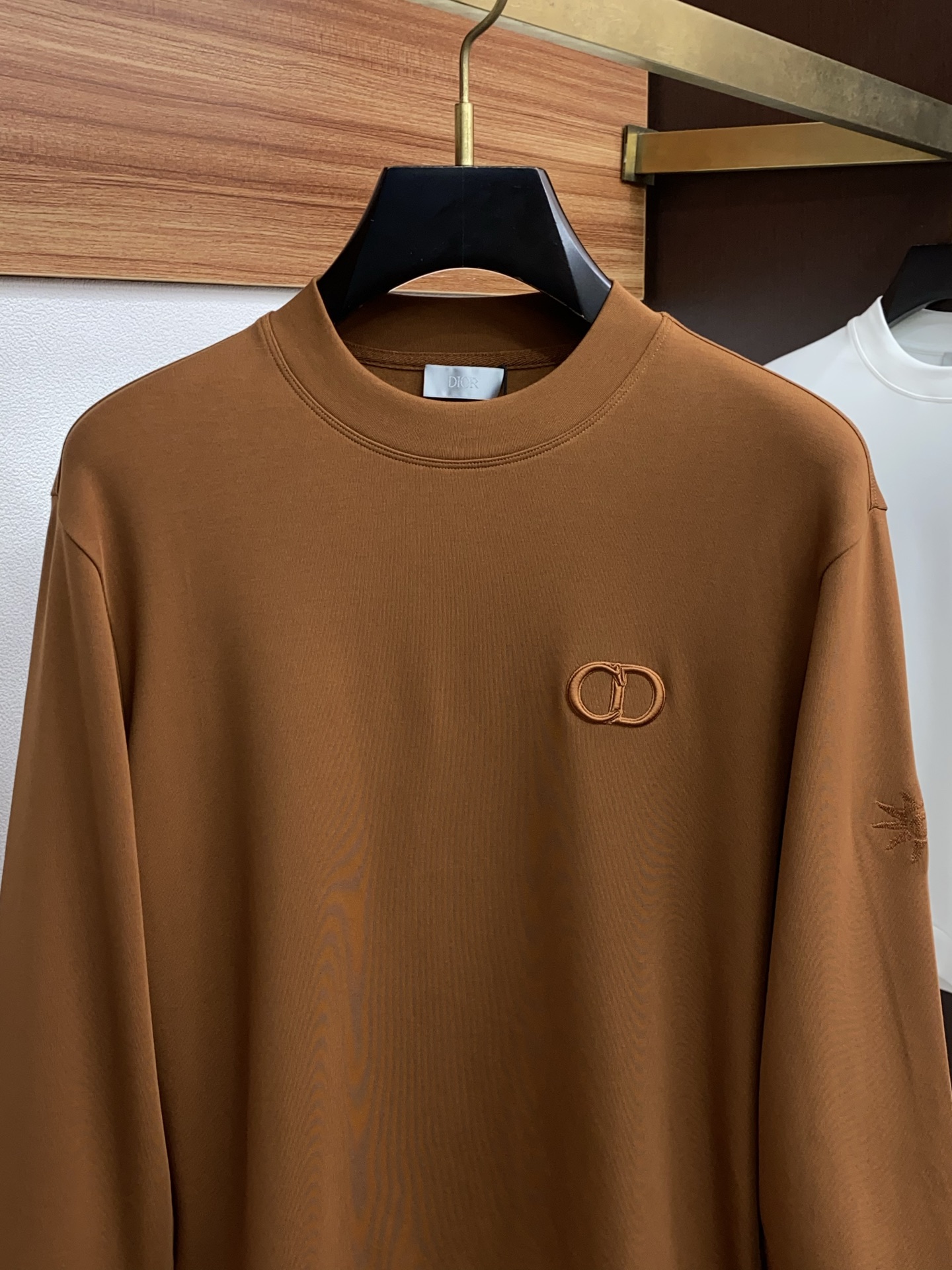 迪奥 2025 秋冬AW新品，时尚休闲打底加厚长袖卫衣专柜同步有售，进口面料，工艺极度复杂，视觉相当雅致