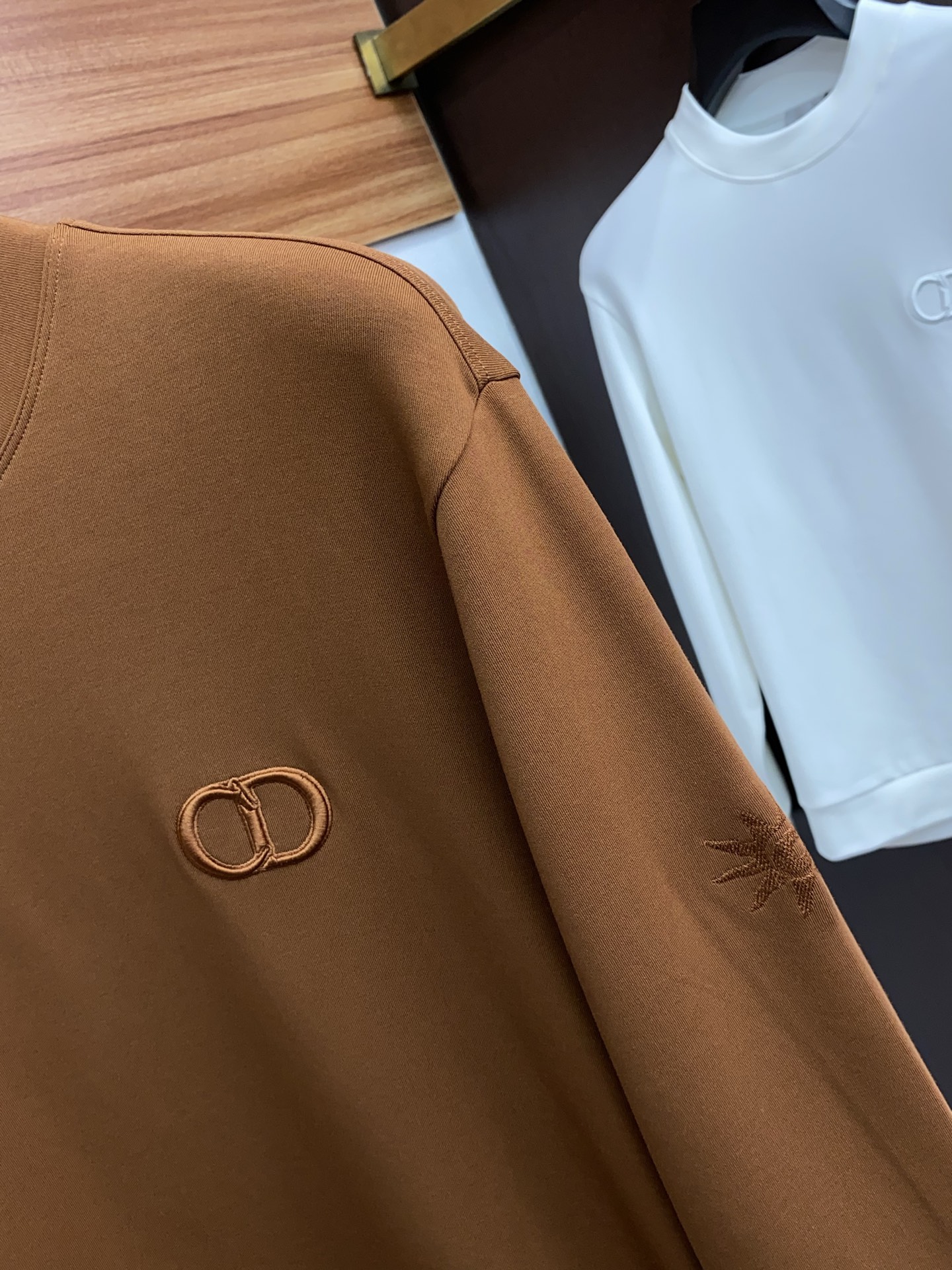 迪奥 2025 秋冬AW新品，时尚休闲打底加厚长袖卫衣专柜同步有售，进口面料，工艺极度复杂，视觉相当雅致