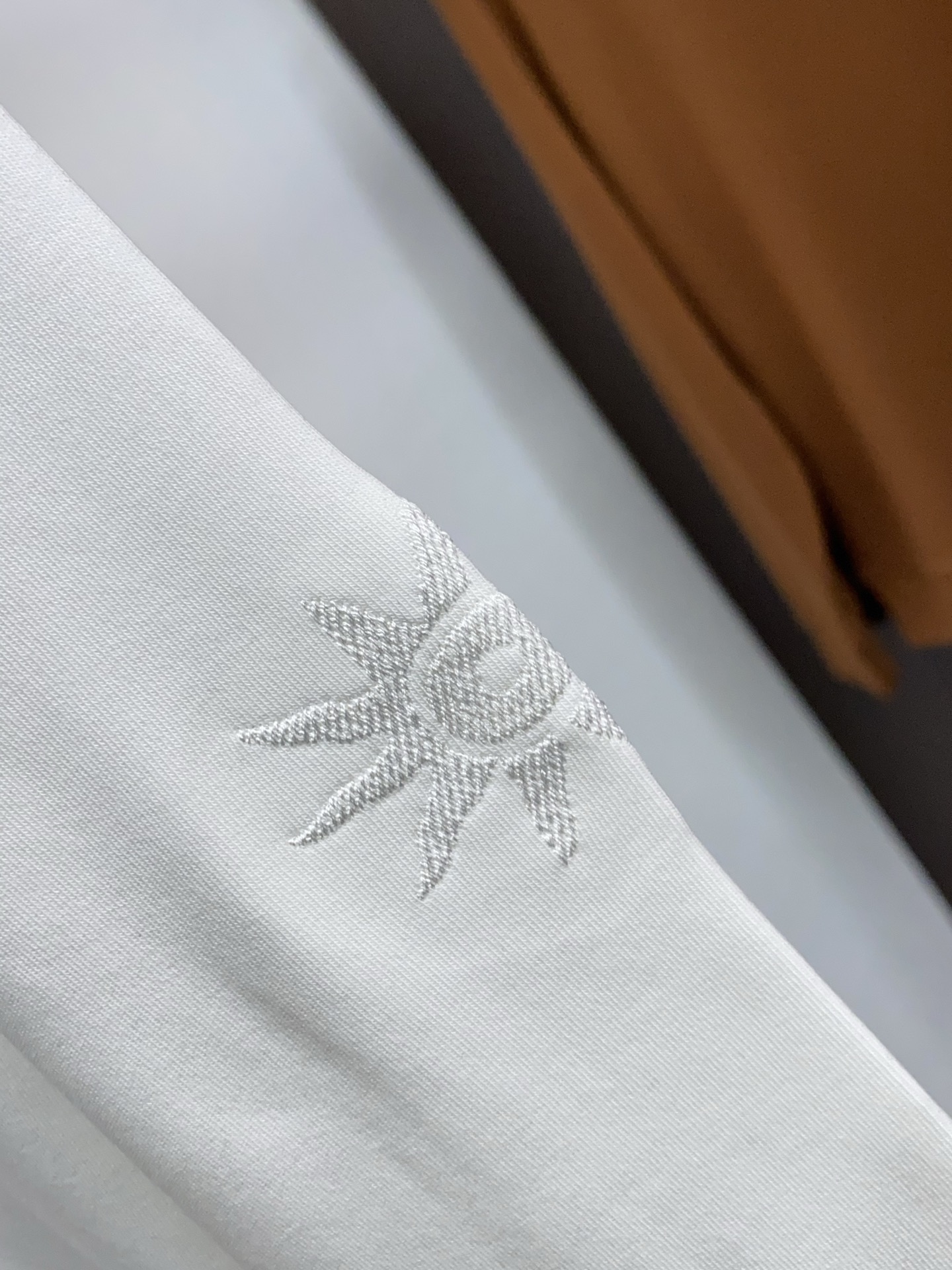 迪奥 2025 秋冬AW新品，时尚休闲打底加厚长袖卫衣专柜同步有售，进口面料，工艺极度复杂，视觉相当雅致