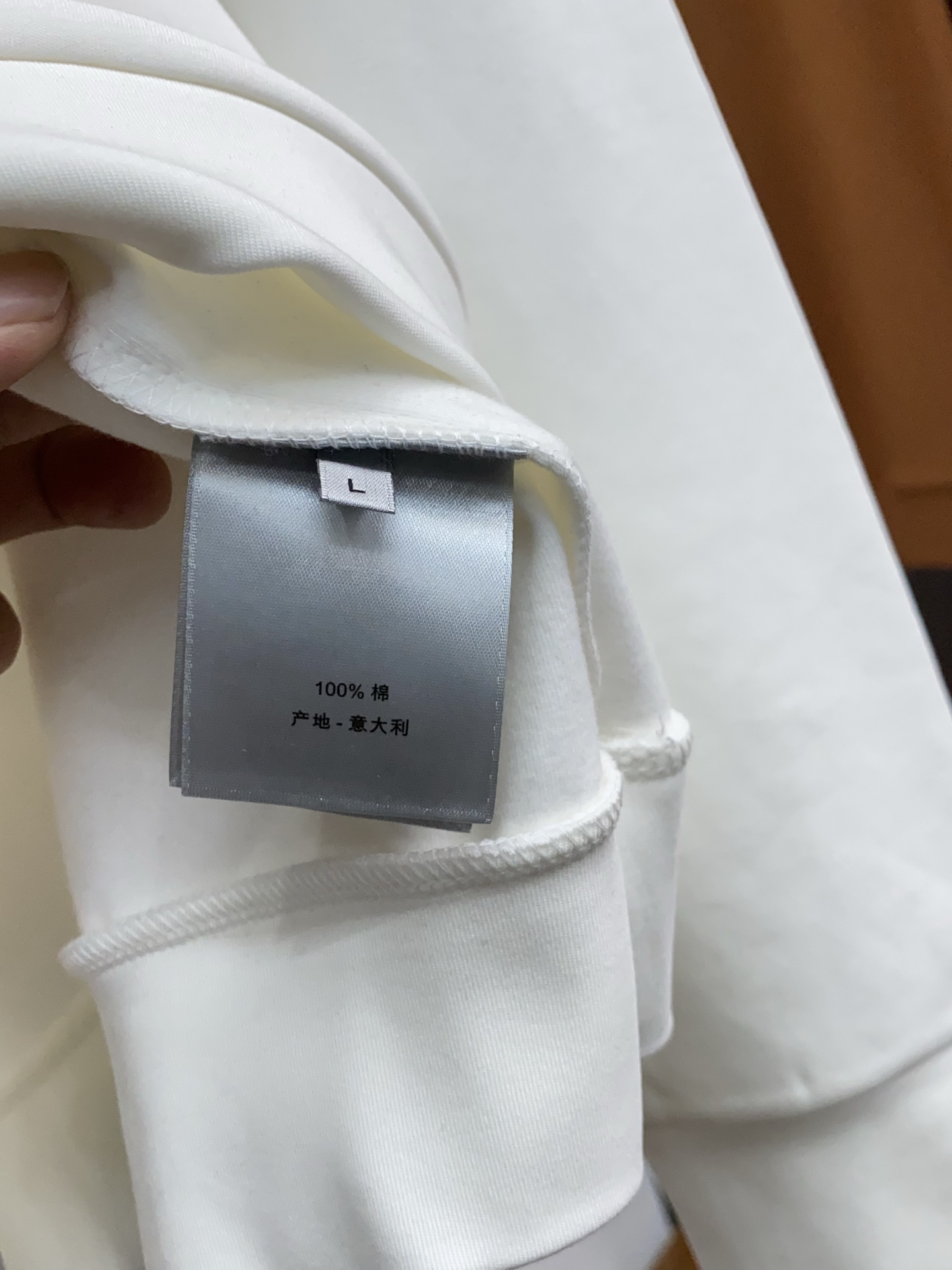 迪奥 2025 秋冬AW新品，时尚休闲打底加厚长袖卫衣专柜同步有售，进口面料，工艺极度复杂，视觉相当雅致