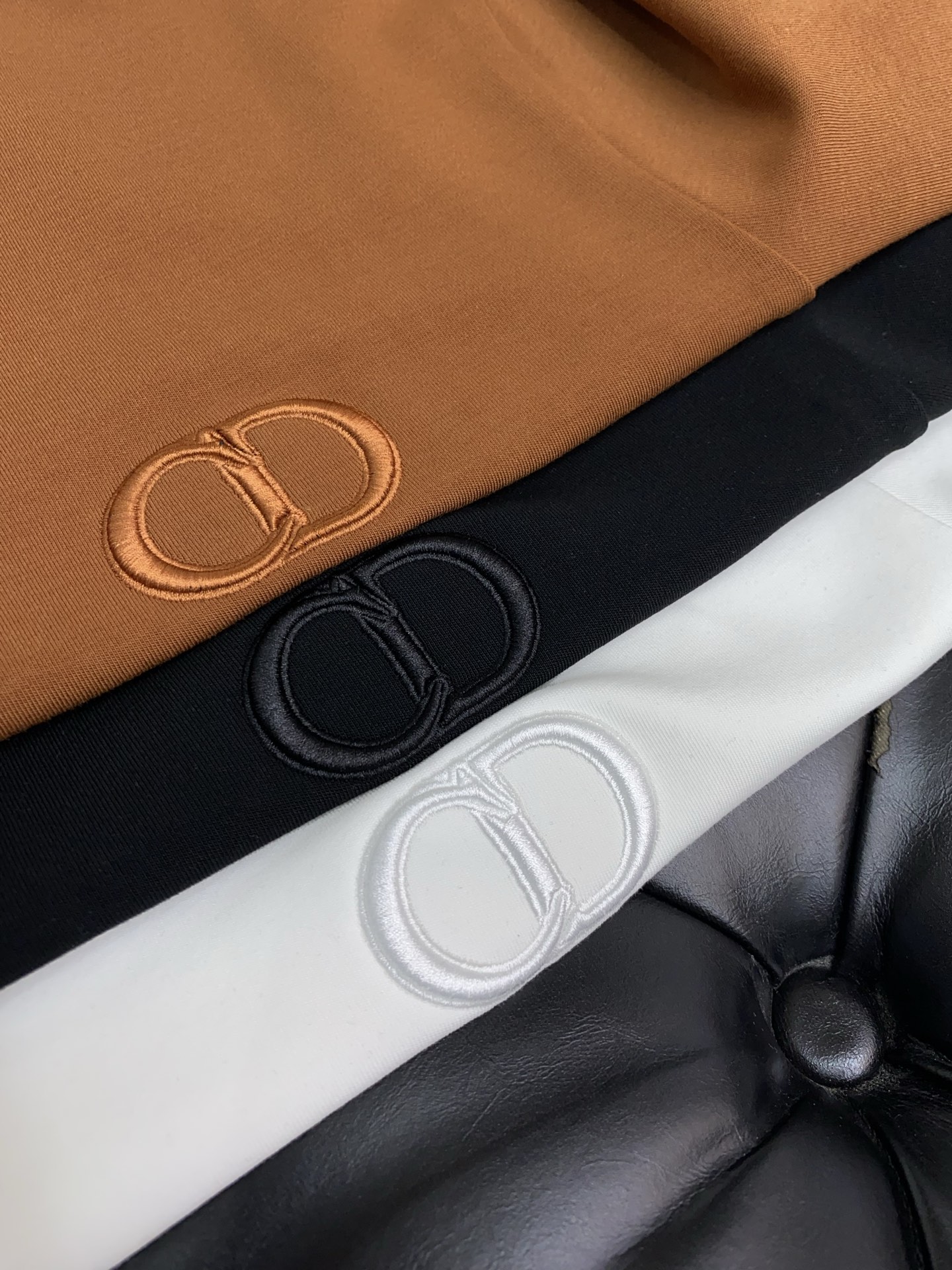 迪奥 2025 秋冬AW新品，时尚休闲打底加厚长袖卫衣专柜同步有售，进口面料，工艺极度复杂，视觉相当雅致