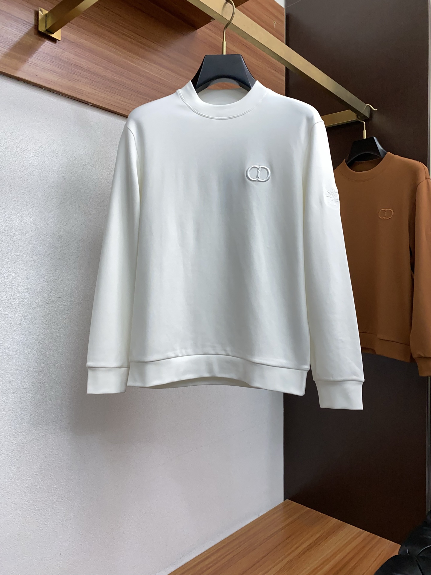 迪奥 2025 秋冬AW新品，时尚休闲打底加厚长袖卫衣专柜同步有售，进口面料，工艺极度复杂，视觉相当雅致