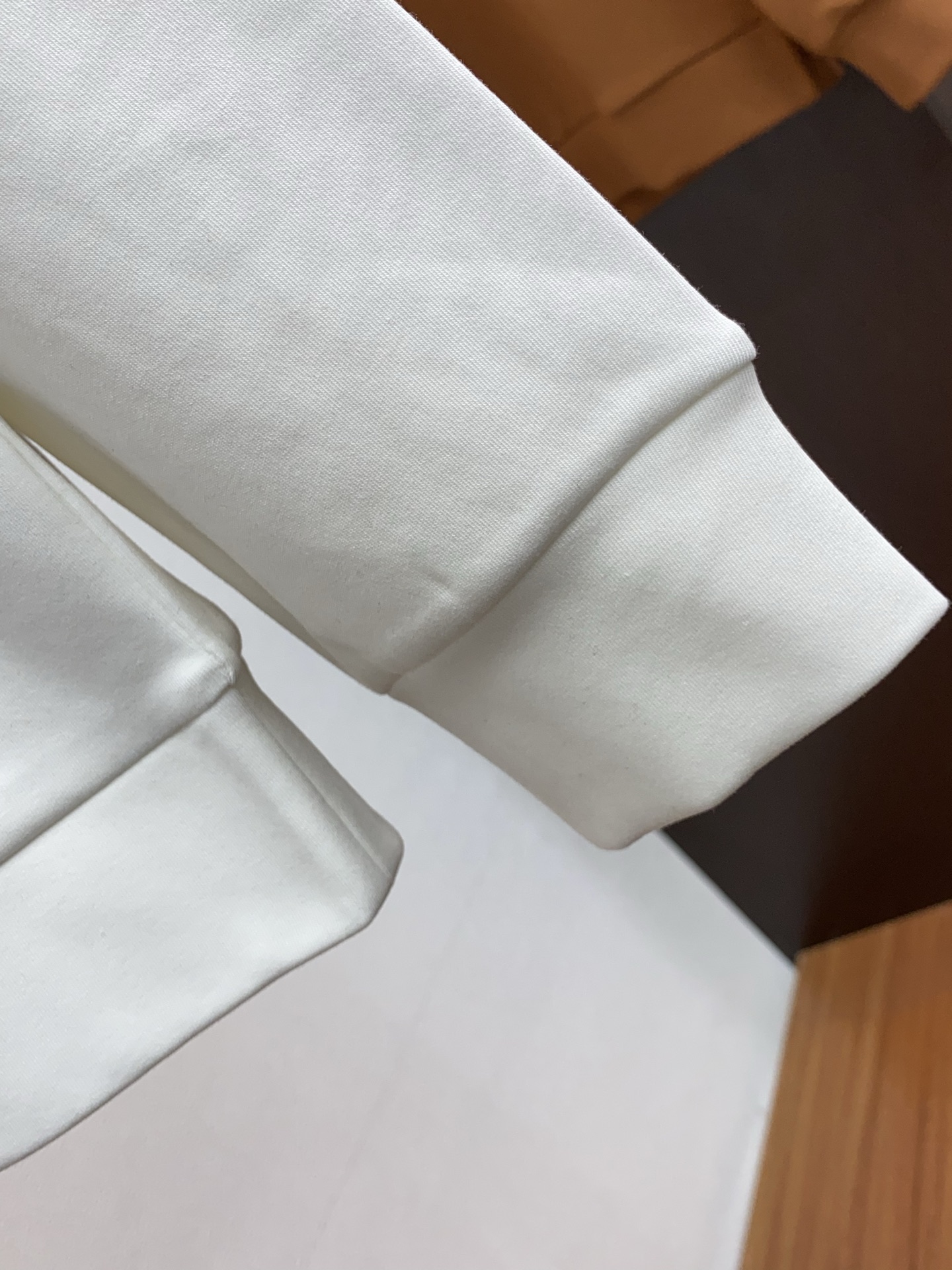 迪奥 2025 秋冬AW新品，时尚休闲打底加厚长袖卫衣专柜同步有售，进口面料，工艺极度复杂，视觉相当雅致