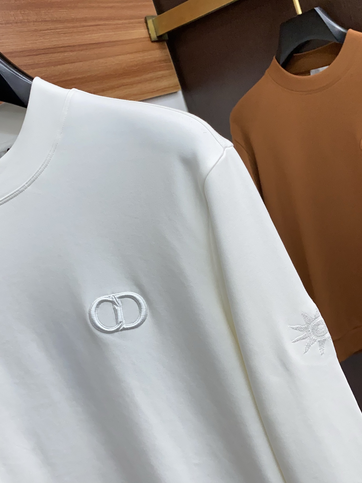 迪奥 2025 秋冬AW新品，时尚休闲打底加厚长袖卫衣专柜同步有售，进口面料，工艺极度复杂，视觉相当雅致