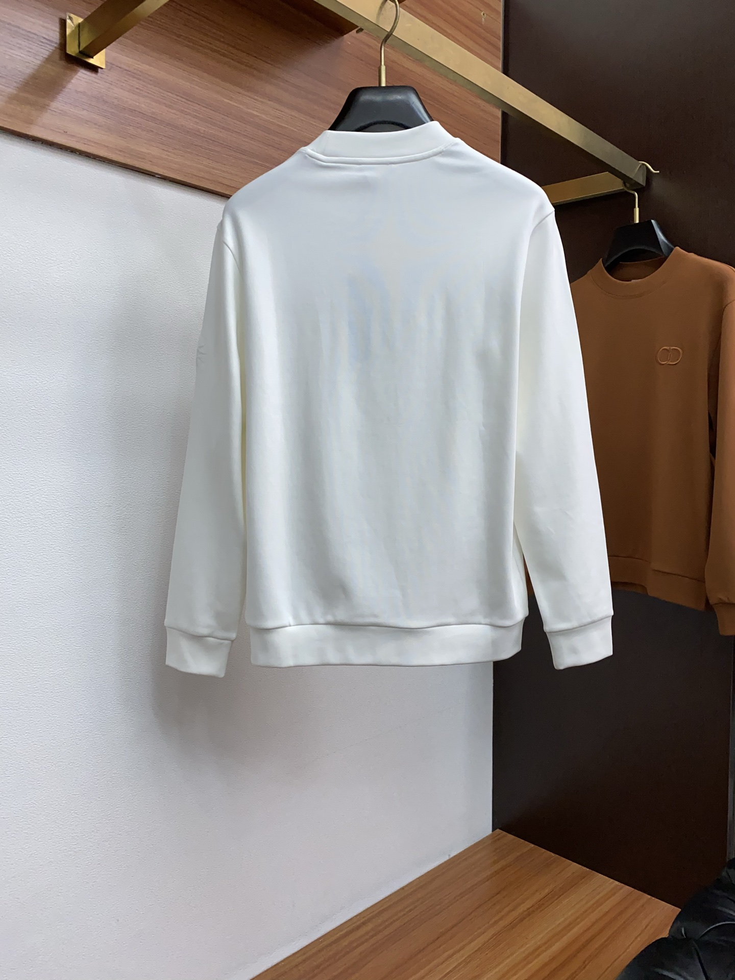 迪奥 2025 秋冬AW新品，时尚休闲打底加厚长袖卫衣专柜同步有售，进口面料，工艺极度复杂，视觉相当雅致