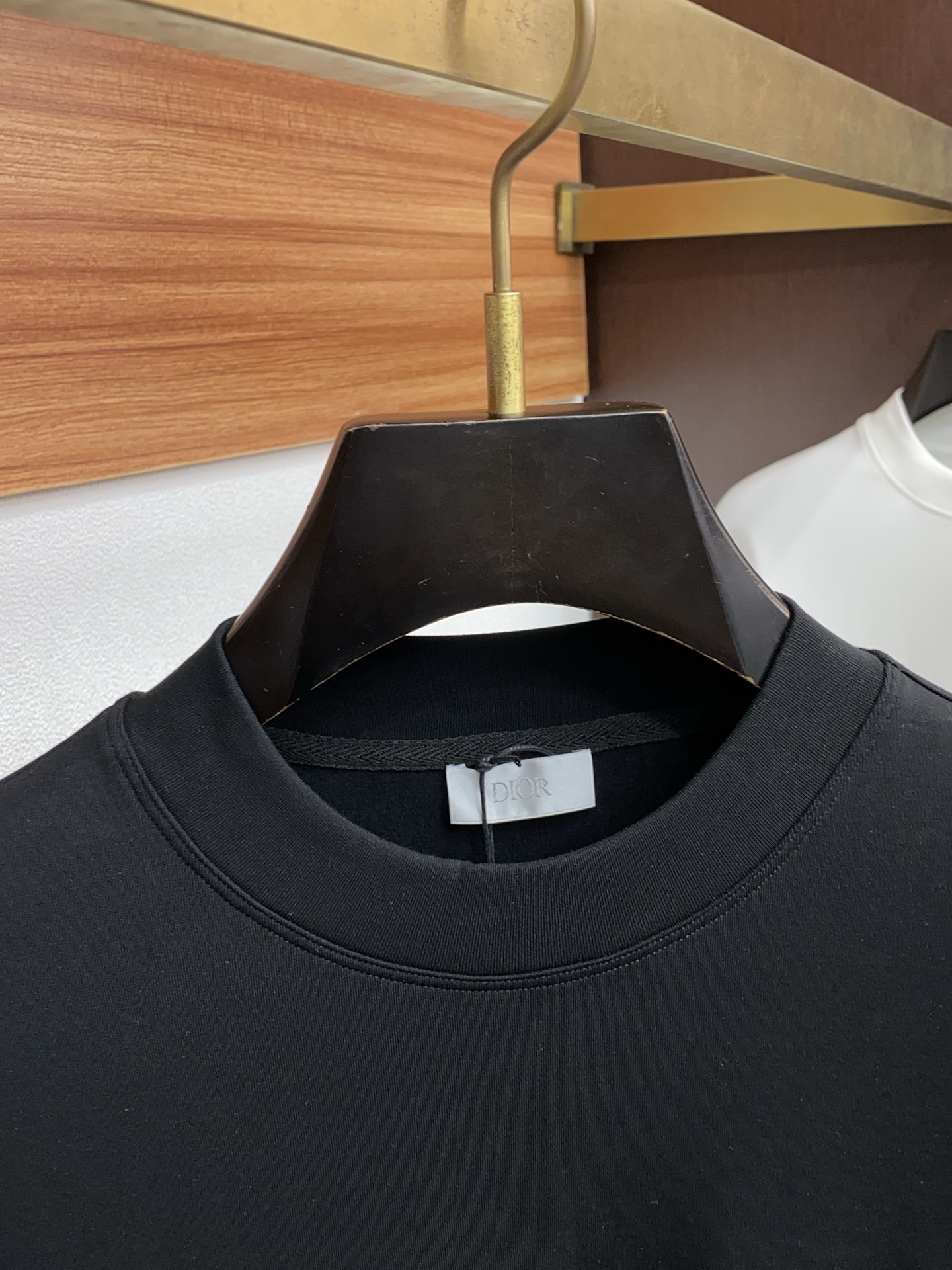 迪奥 2025 秋冬AW新品，时尚休闲打底加厚长袖卫衣专柜同步有售，进口面料，工艺极度复杂，视觉相当雅致