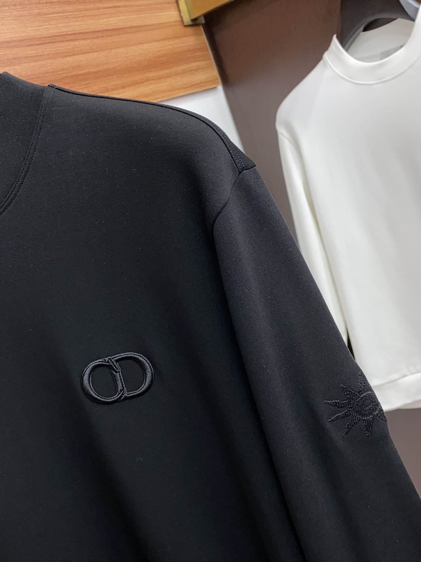 迪奥 2025 秋冬AW新品，时尚休闲打底加厚长袖卫衣专柜同步有售，进口面料，工艺极度复杂，视觉相当雅致