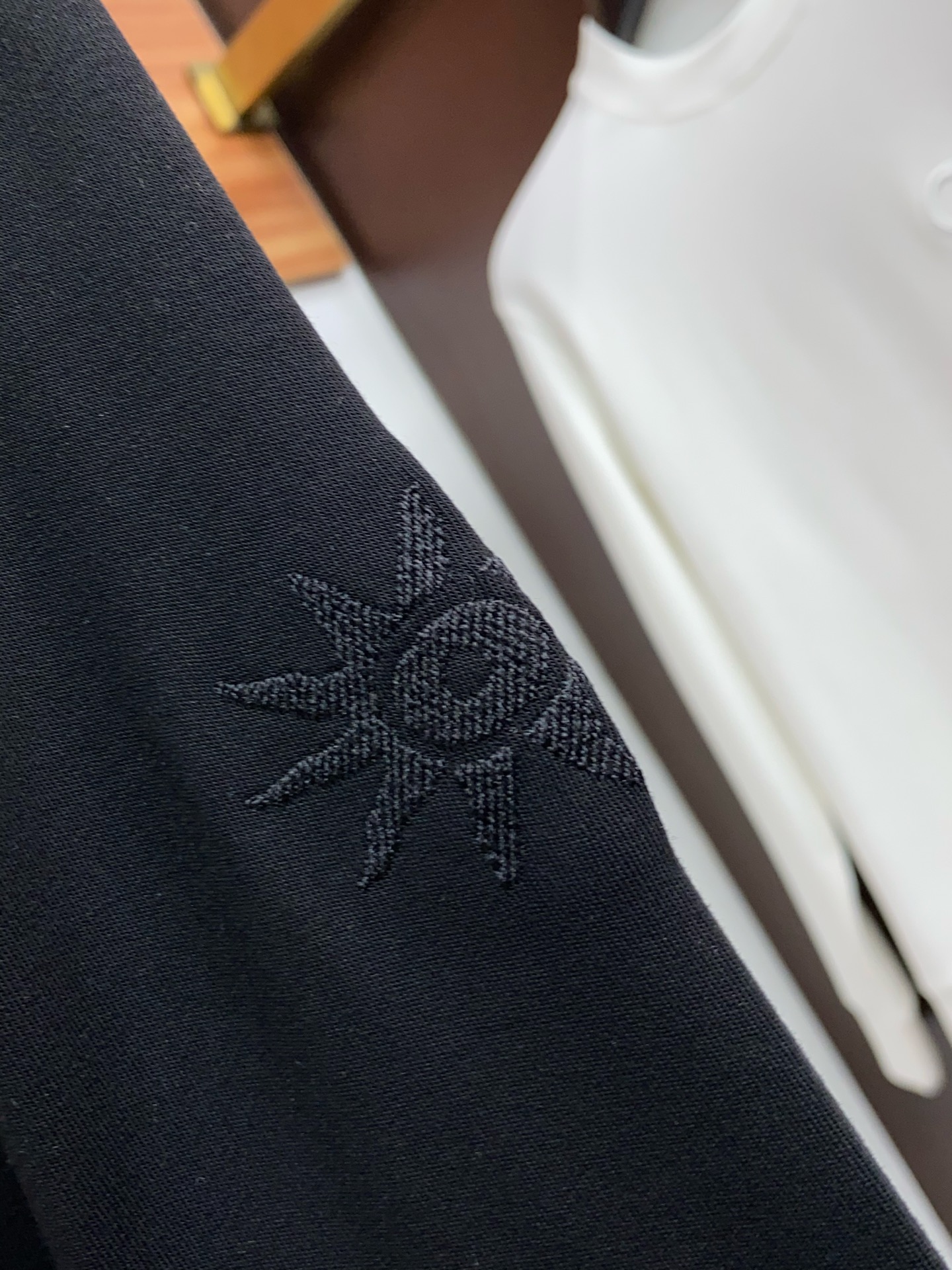 迪奥 2025 秋冬AW新品，时尚休闲打底加厚长袖卫衣专柜同步有售，进口面料，工艺极度复杂，视觉相当雅致