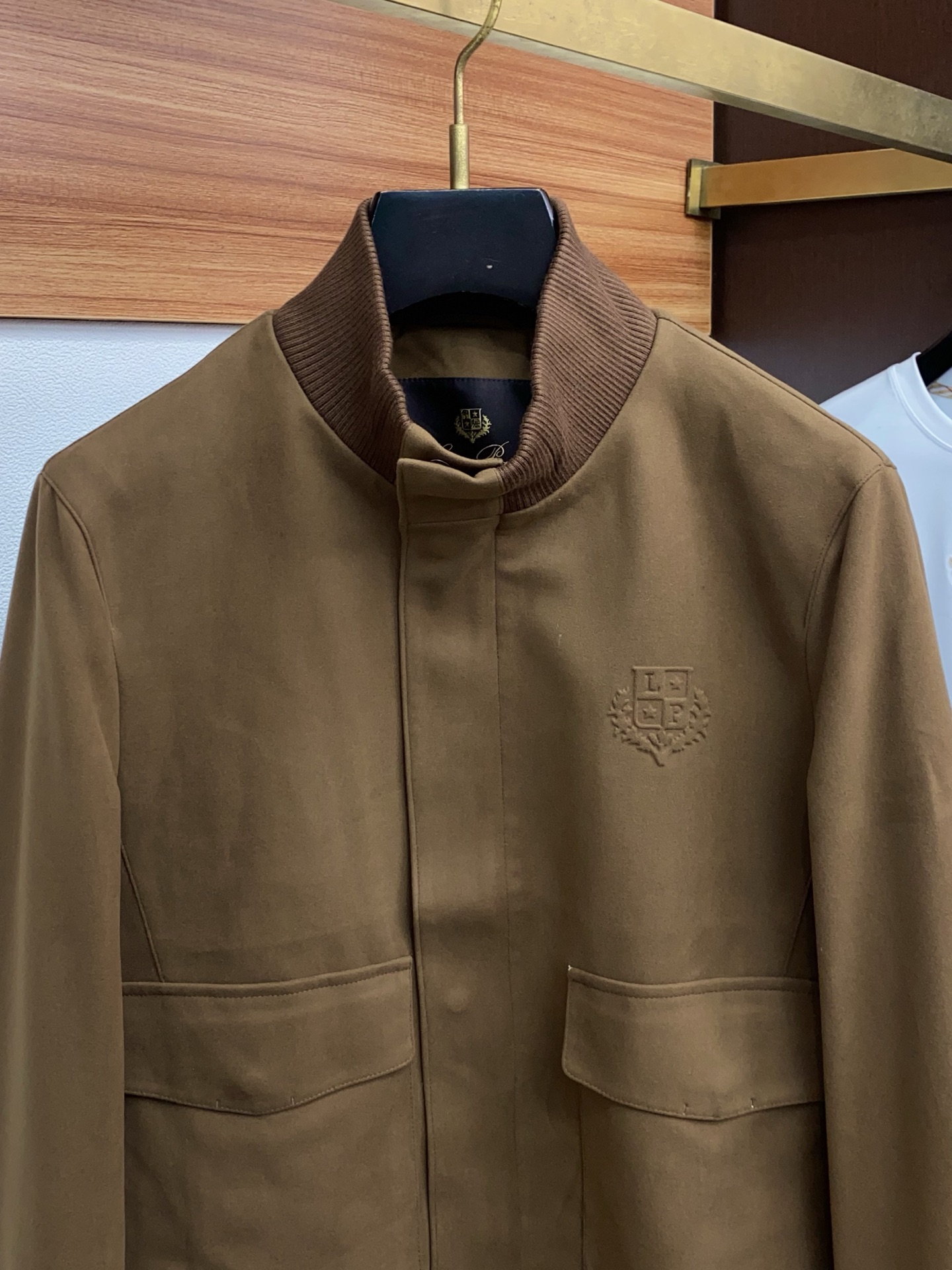 lP🆕 诺悠翩雅 25ss最新品 立领领夹克外套，设计帅气有型！百搭必备单品，时尚潮牌， 轻松营造酷帅氛