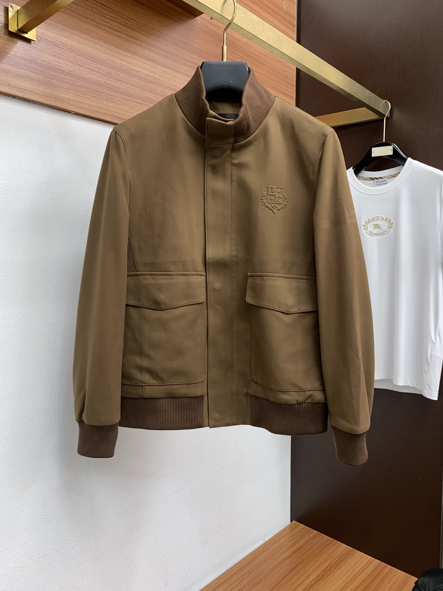 lP🆕 诺悠翩雅 25ss最新品 立领领夹克外套，设计帅气有型！百搭必备单品，时尚潮牌， 轻松营造酷帅氛