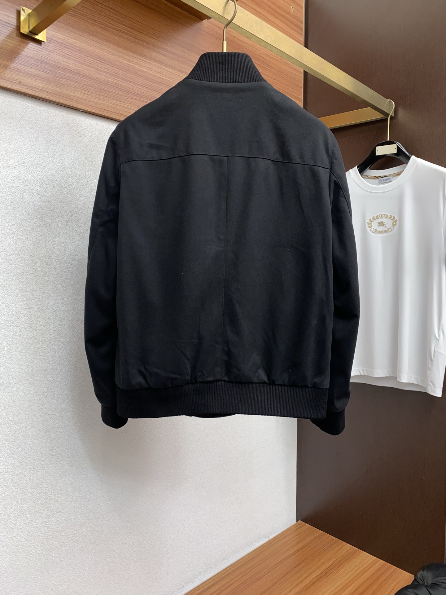 lP🆕 诺悠翩雅 25ss最新品 立领领夹克外套，设计帅气有型！百搭必备单品，时尚潮牌， 轻松营造酷帅氛