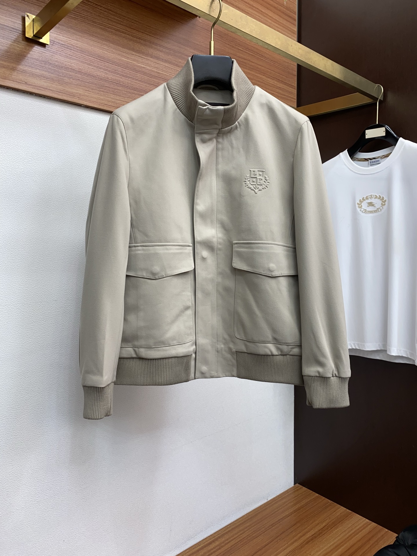 lP🆕 诺悠翩雅 25ss最新品 立领领夹克外套，设计帅气有型！百搭必备单品，时尚潮牌， 轻松营造酷帅氛