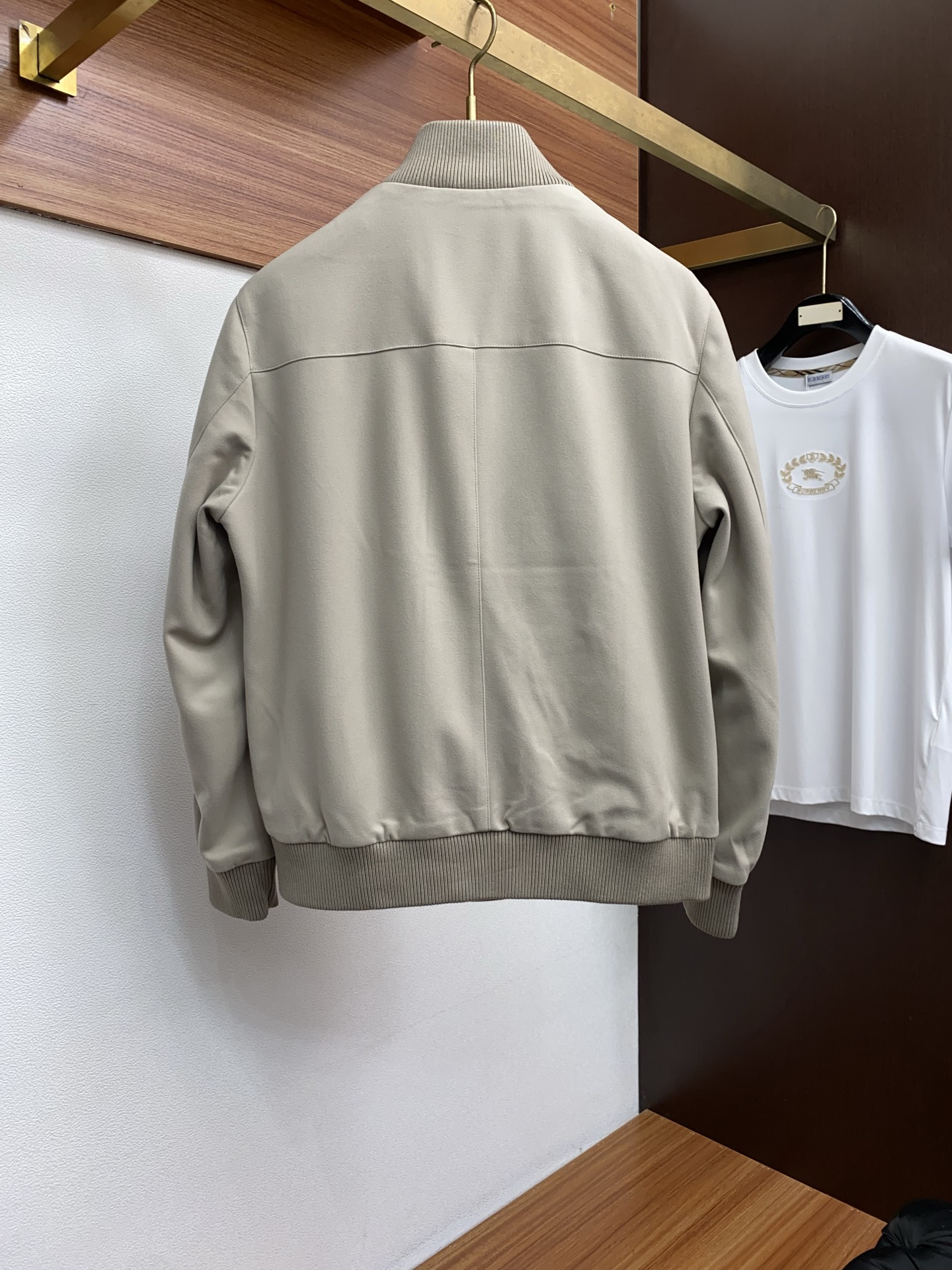 lP🆕 诺悠翩雅 25ss最新品 立领领夹克外套，设计帅气有型！百搭必备单品，时尚潮牌， 轻松营造酷帅氛