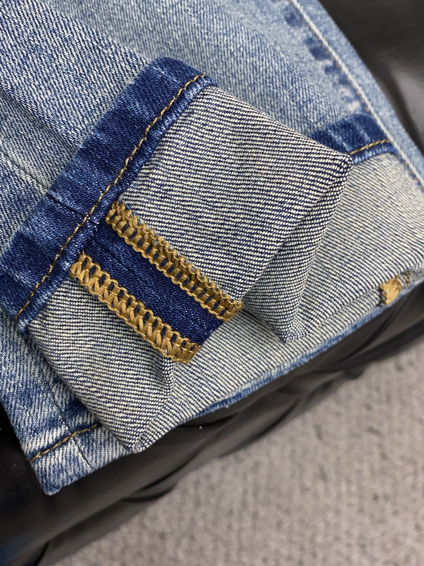 阿玛尼 新款休闲牛仔裤裤 干净利落剪裁，都市风十足 采用精纺面料手感软糯干爽，上身效果挺括有型。五金精致