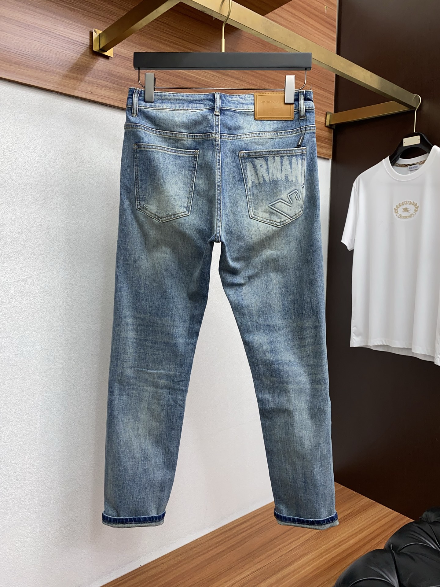 阿玛尼 新款休闲牛仔裤裤 干净利落剪裁，都市风十足 采用精纺面料手感软糯干爽，上身效果挺括有型。五金精致