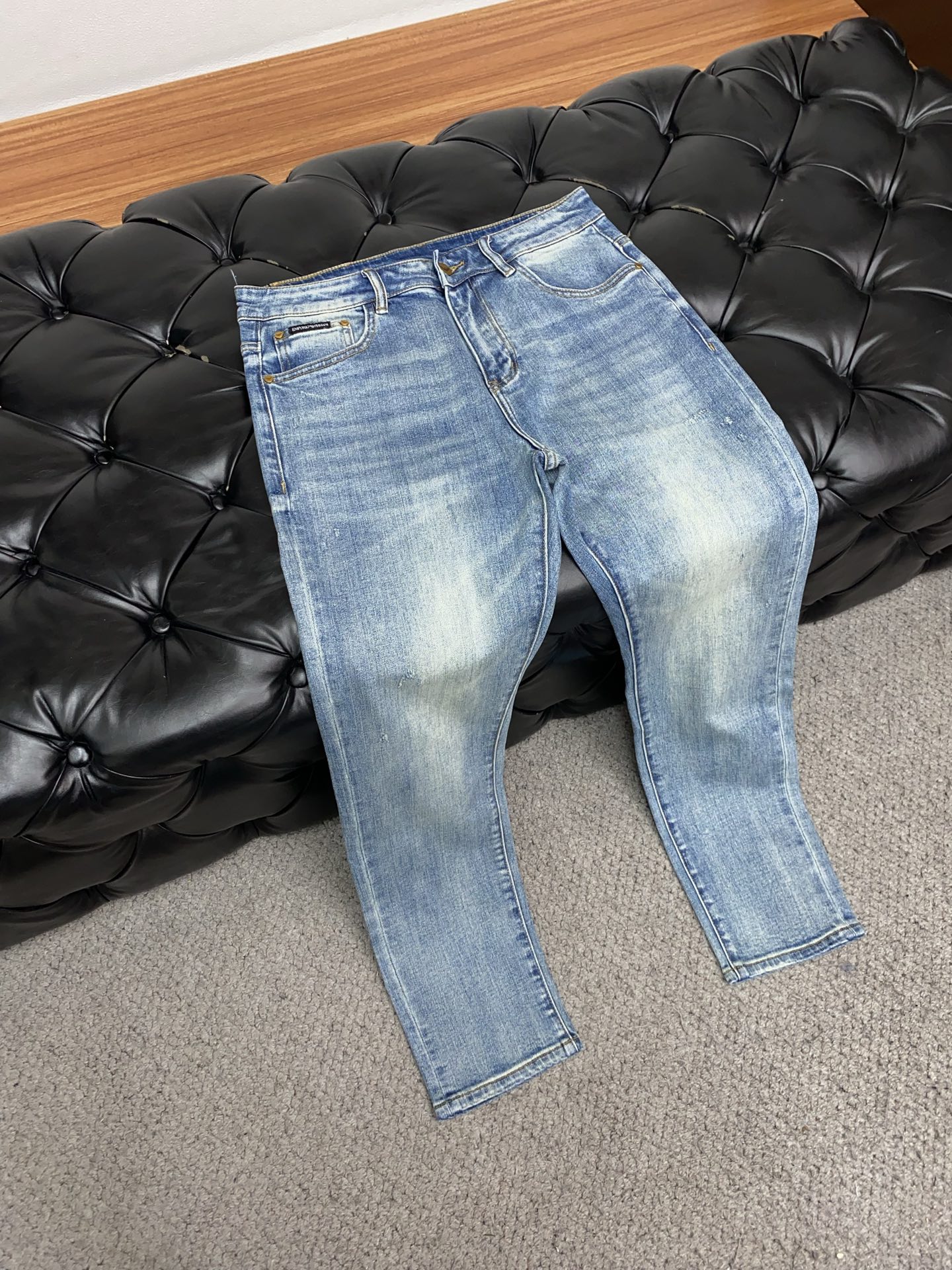 阿玛尼 新款休闲牛仔裤裤 干净利落剪裁，都市风十足 采用精纺面料手感软糯干爽，上身效果挺括有型。五金精致