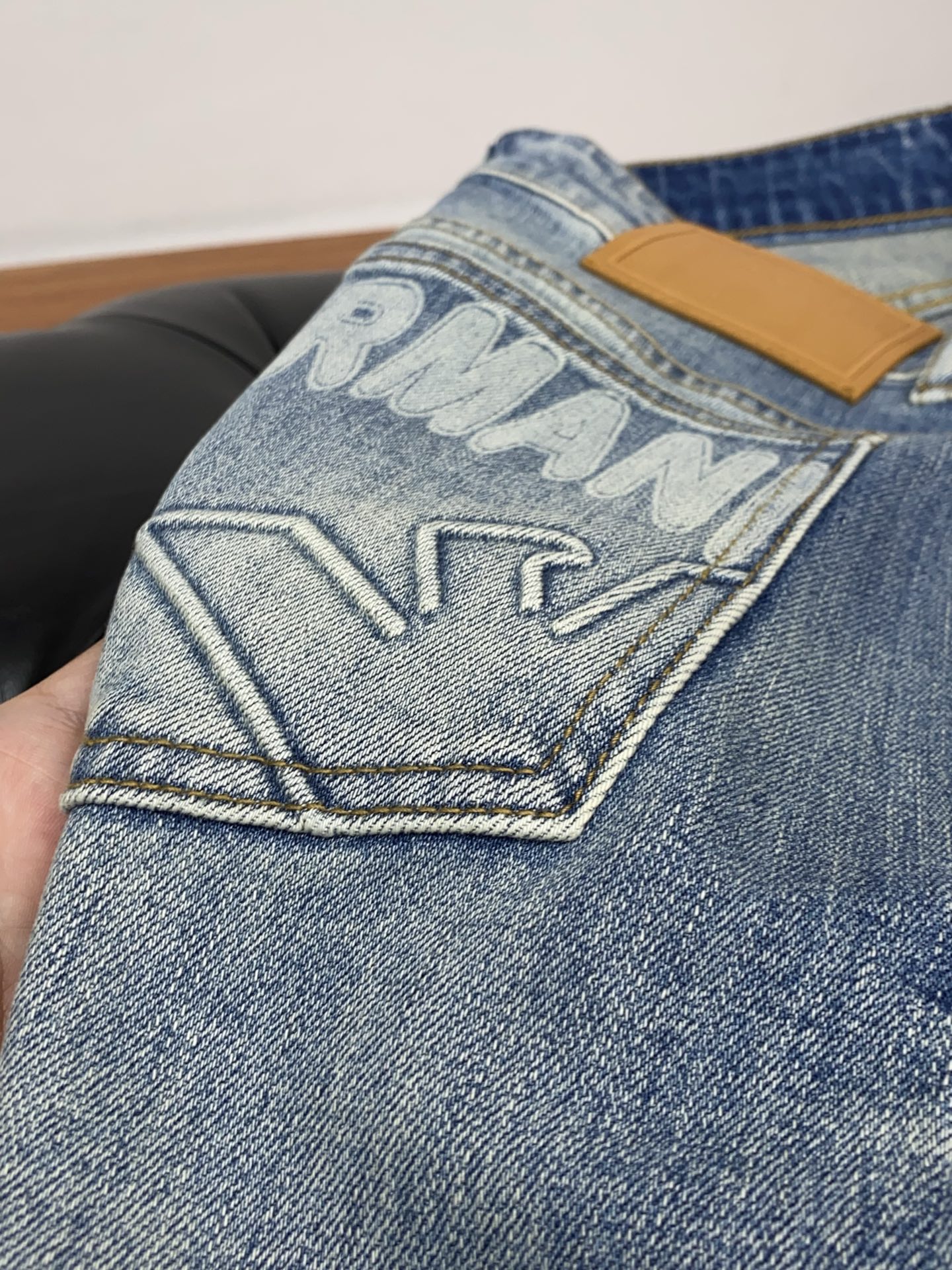 阿玛尼 新款休闲牛仔裤裤 干净利落剪裁，都市风十足 采用精纺面料手感软糯干爽，上身效果挺括有型。五金精致