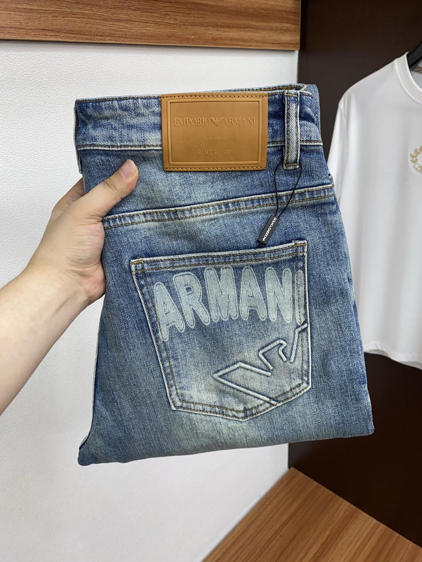 阿玛尼 新款休闲牛仔裤裤 干净利落剪裁，都市风十足 采用精纺面料手感软糯干爽，上身效果挺括有型。五金精致