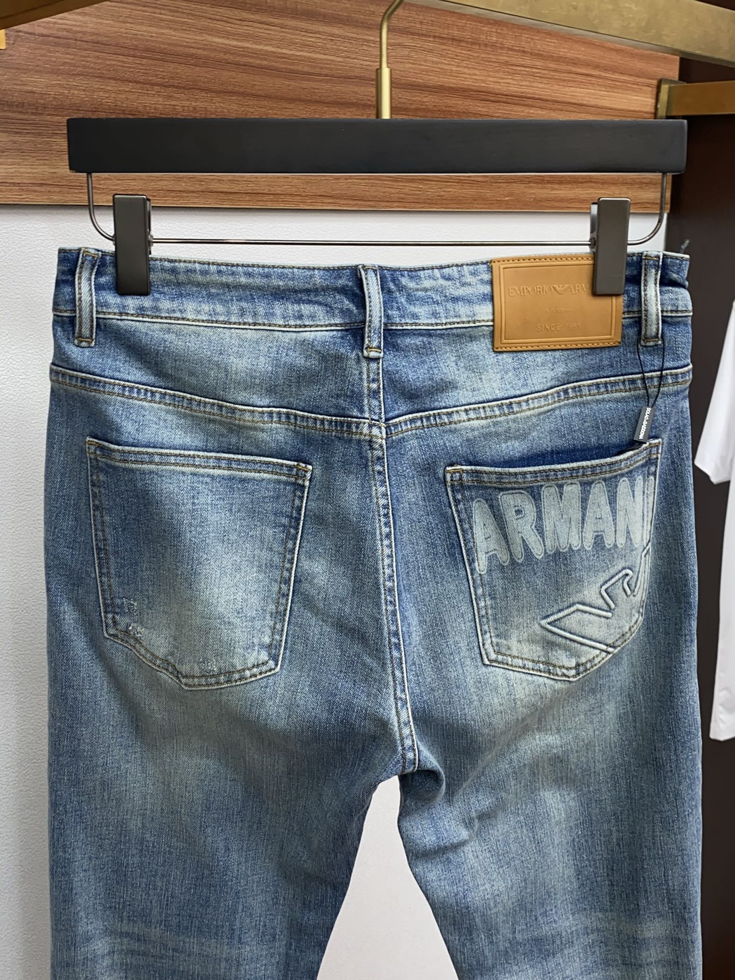 阿玛尼 新款休闲牛仔裤裤 干净利落剪裁，都市风十足 采用精纺面料手感软糯干爽，上身效果挺括有型。五金精致