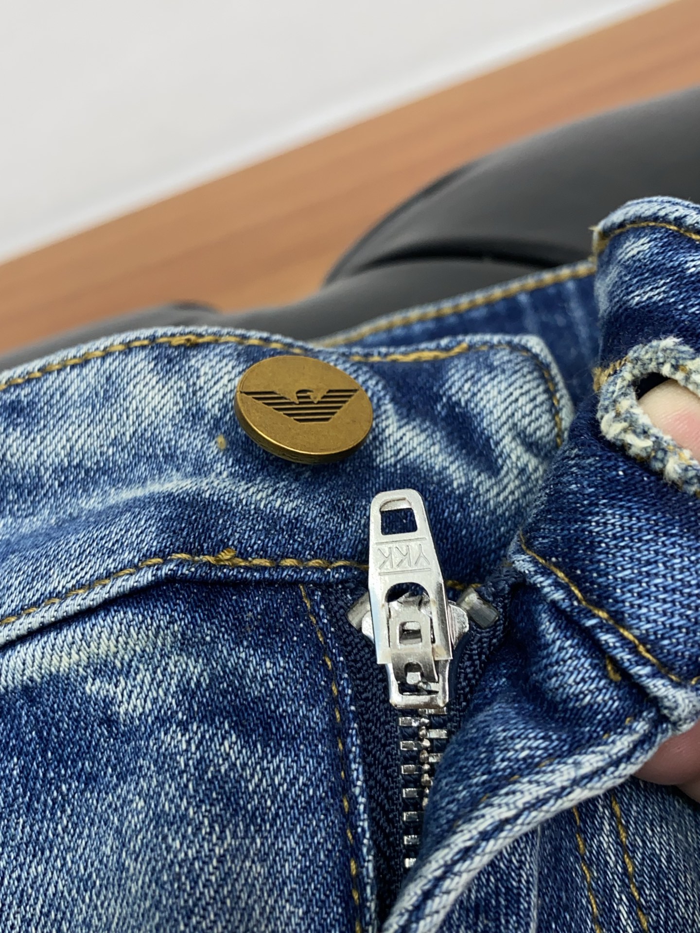 阿玛尼 新款休闲牛仔裤裤 干净利落剪裁，都市风十足 采用精纺面料手感软糯干爽，上身效果挺括有型。五金精致