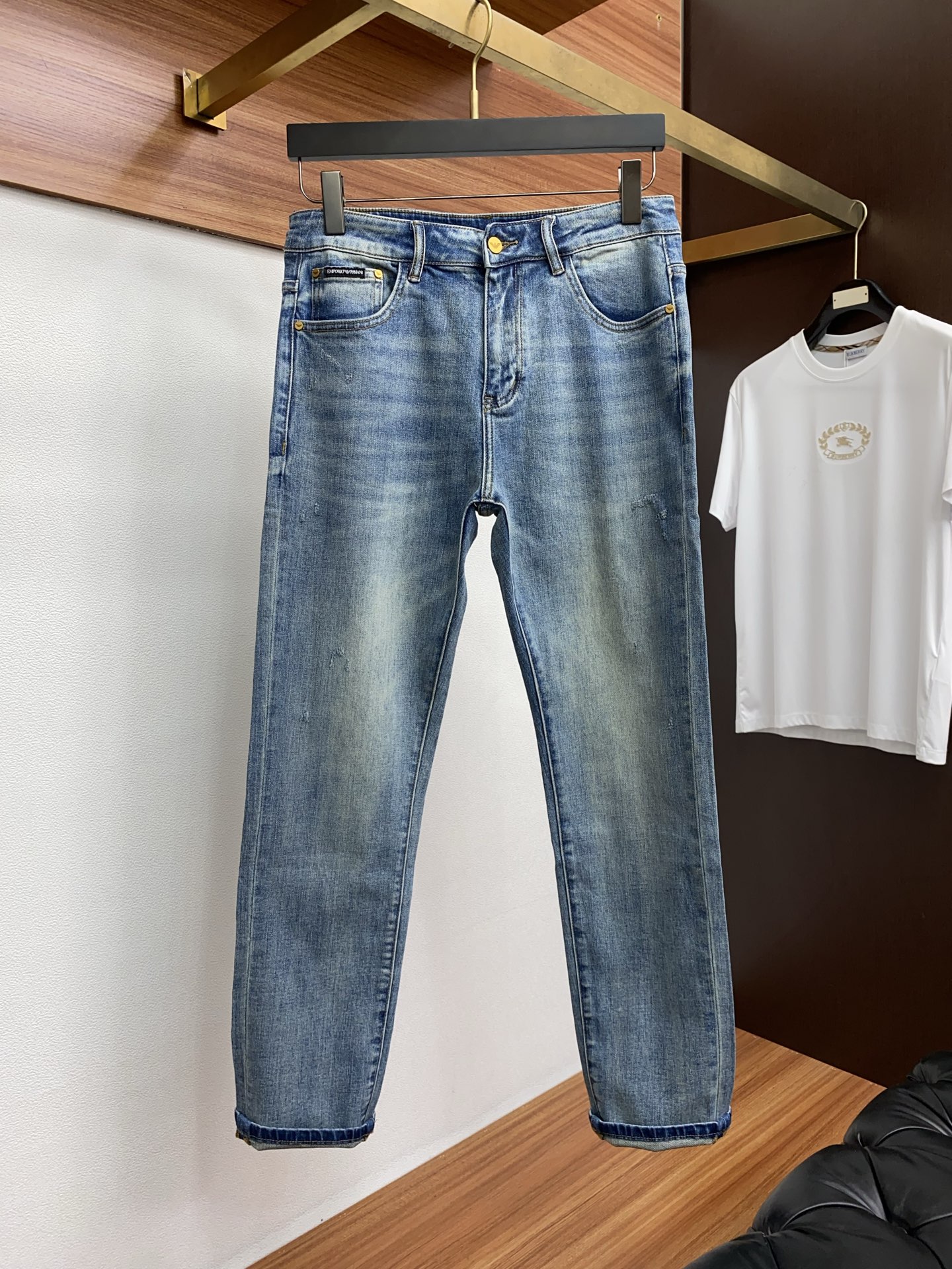 阿玛尼 新款休闲牛仔裤裤 干净利落剪裁，都市风十足 采用精纺面料手感软糯干爽，上身效果挺括有型。五金精致