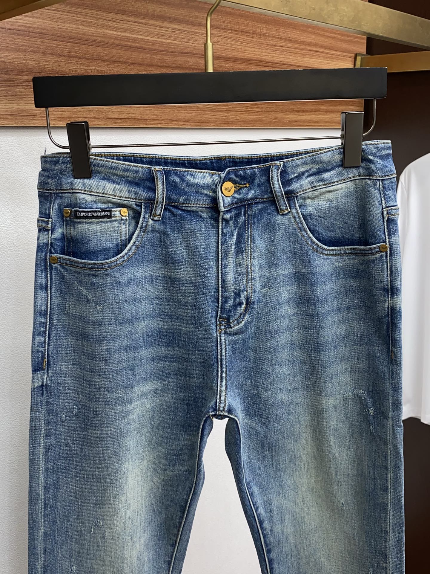 阿玛尼 新款休闲牛仔裤裤 干净利落剪裁，都市风十足 采用精纺面料手感软糯干爽，上身效果挺括有型。五金精致