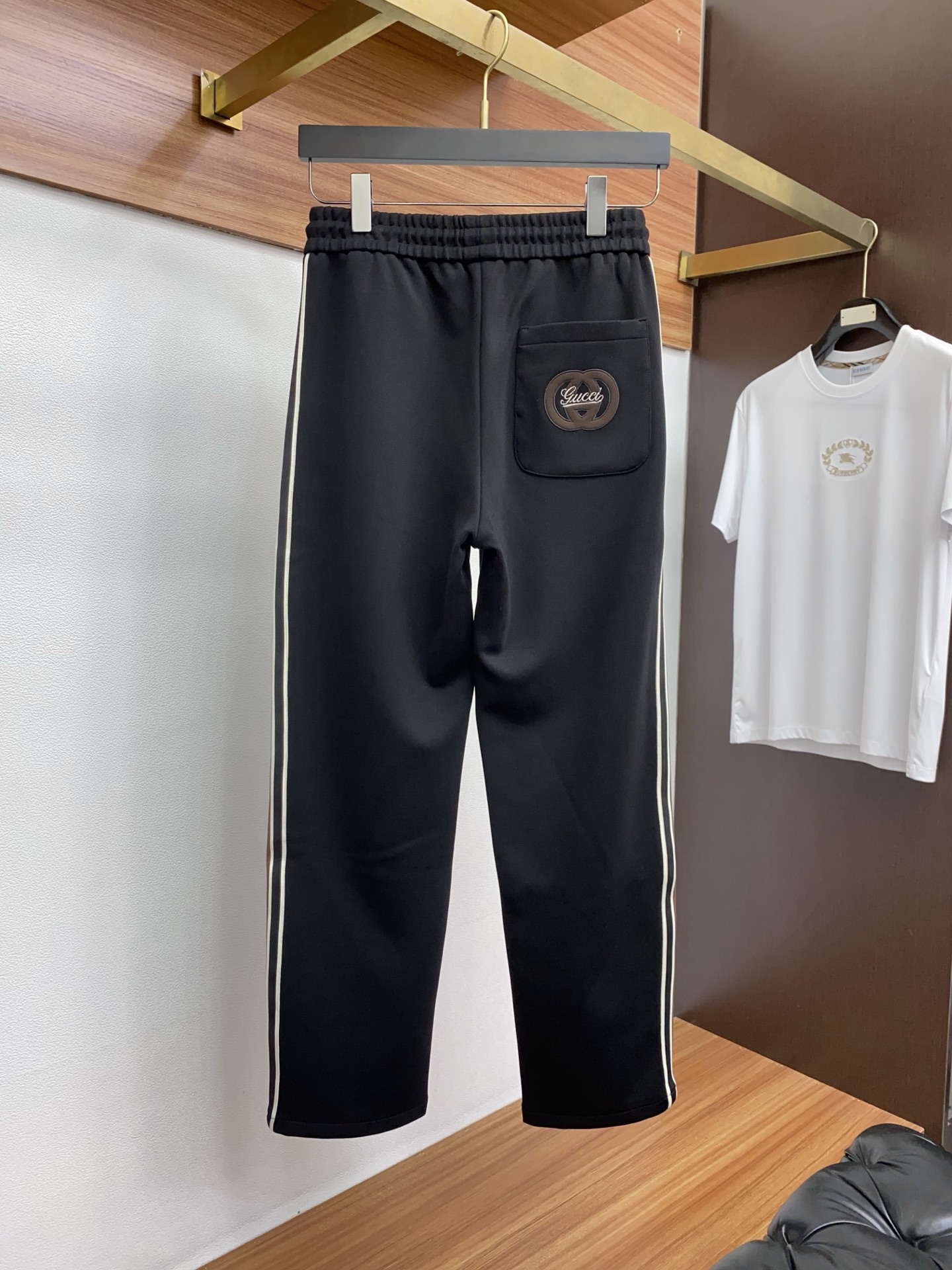 古奇 专柜新品同步上市。原单订制高品质时尚休闲裤。超级百搭款。独家定制面料，手感细腻柔软，贴身舒适，上身