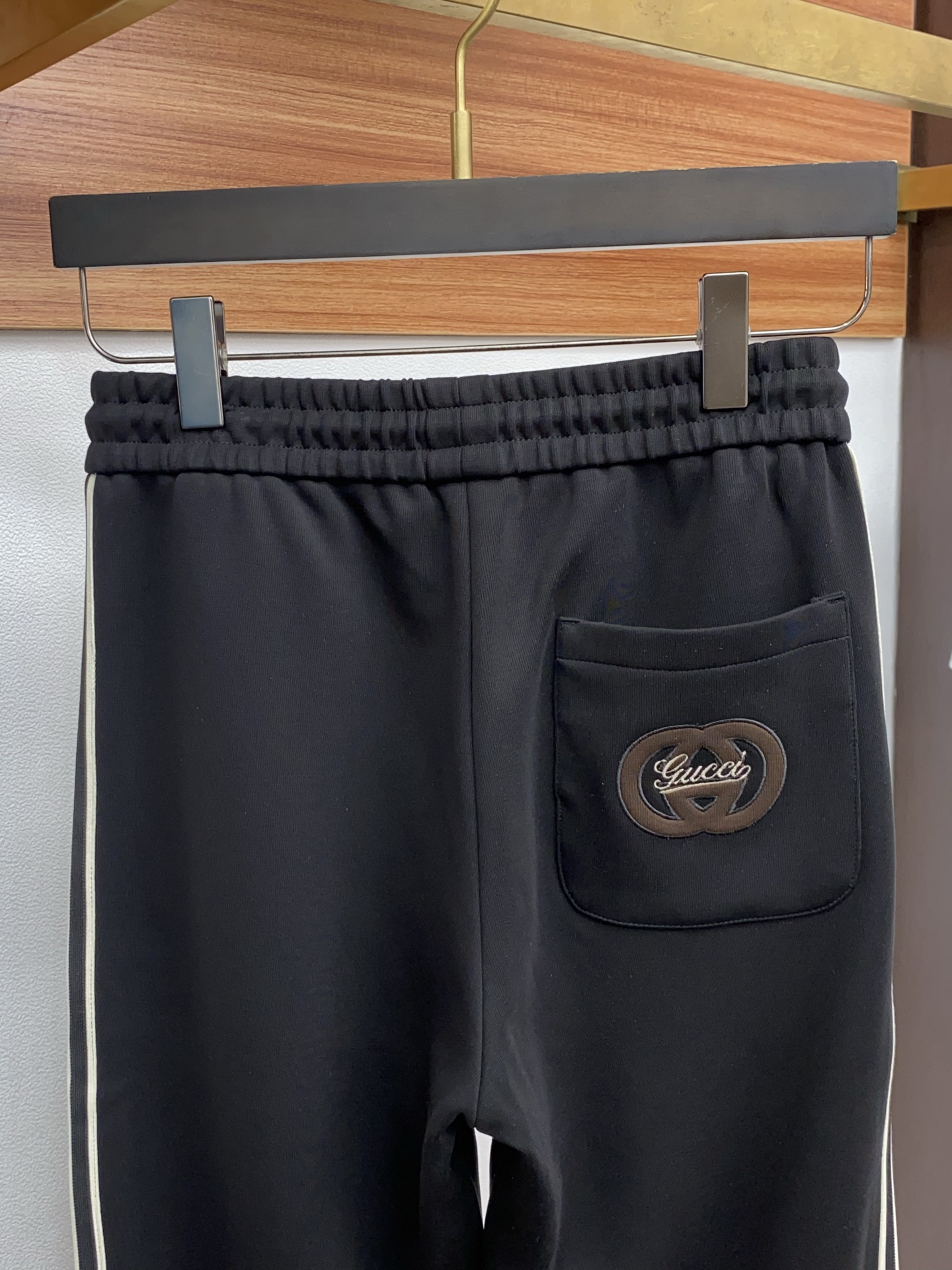 古奇 专柜新品同步上市。原单订制高品质时尚休闲裤。超级百搭款。独家定制面料，手感细腻柔软，贴身舒适，上身