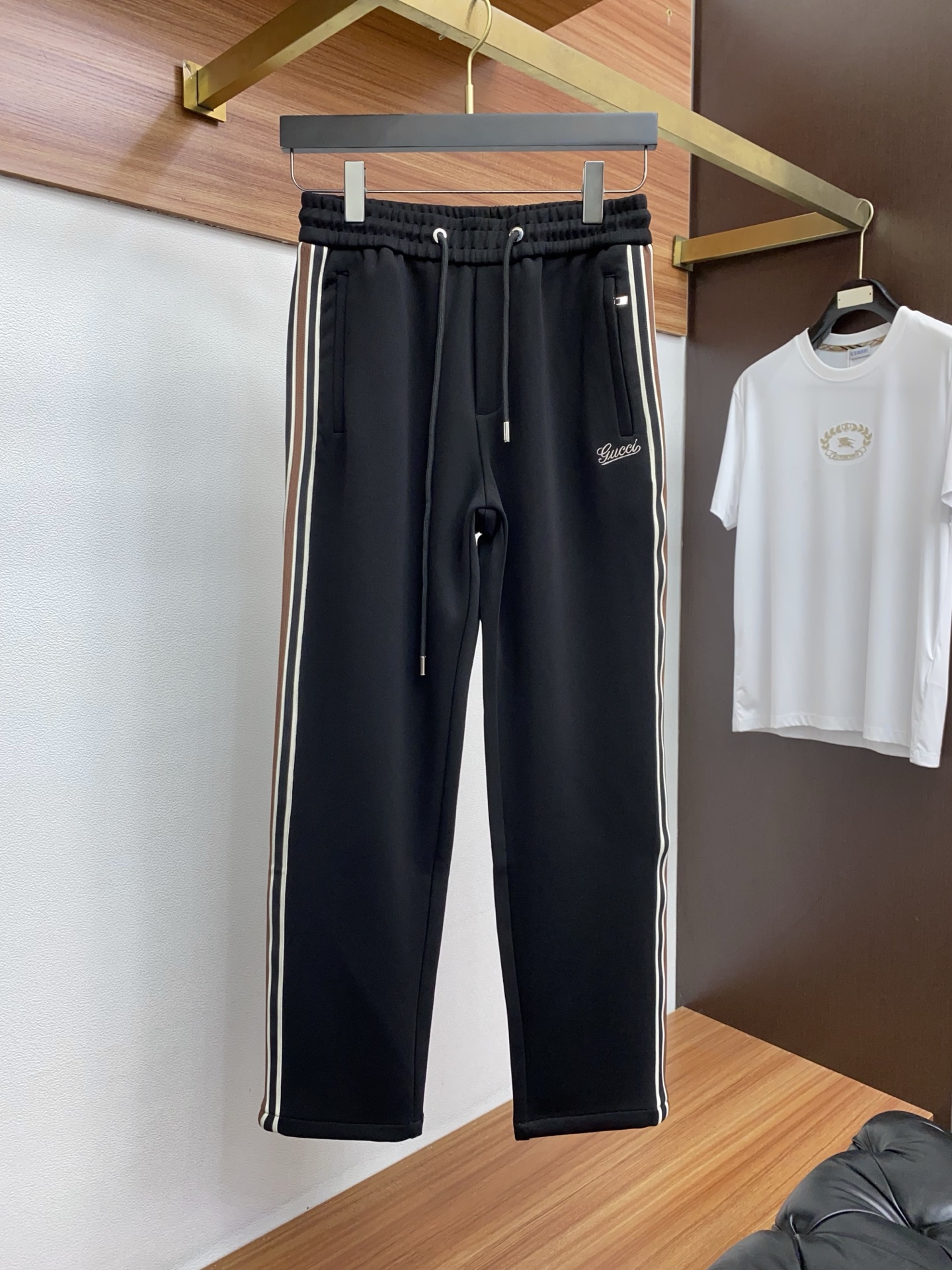 古奇 专柜新品同步上市。原单订制高品质时尚休闲裤。超级百搭款。独家定制面料，手感细腻柔软，贴身舒适，上身