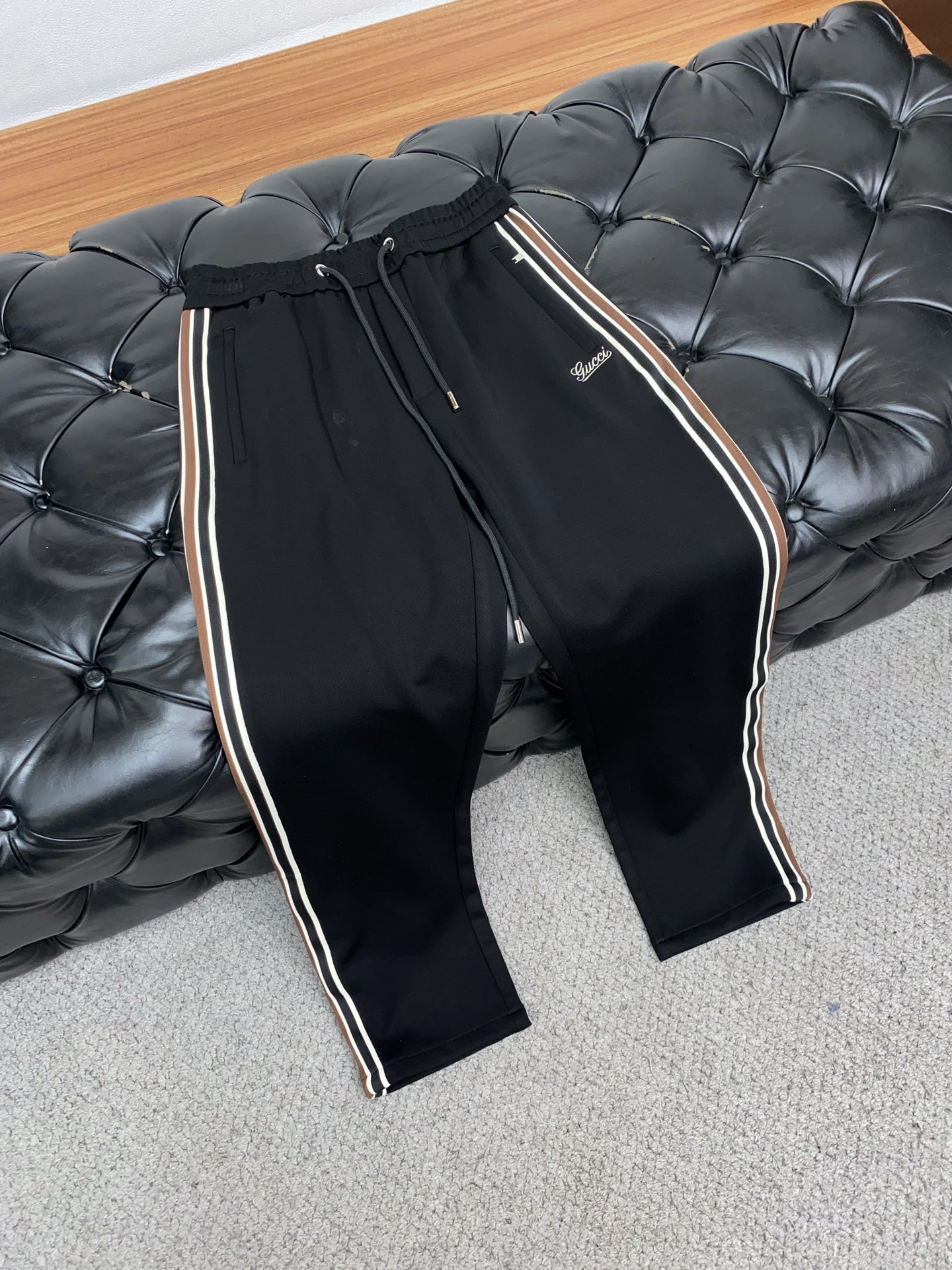 古奇 专柜新品同步上市。原单订制高品质时尚休闲裤。超级百搭款。独家定制面料，手感细腻柔软，贴身舒适，上身