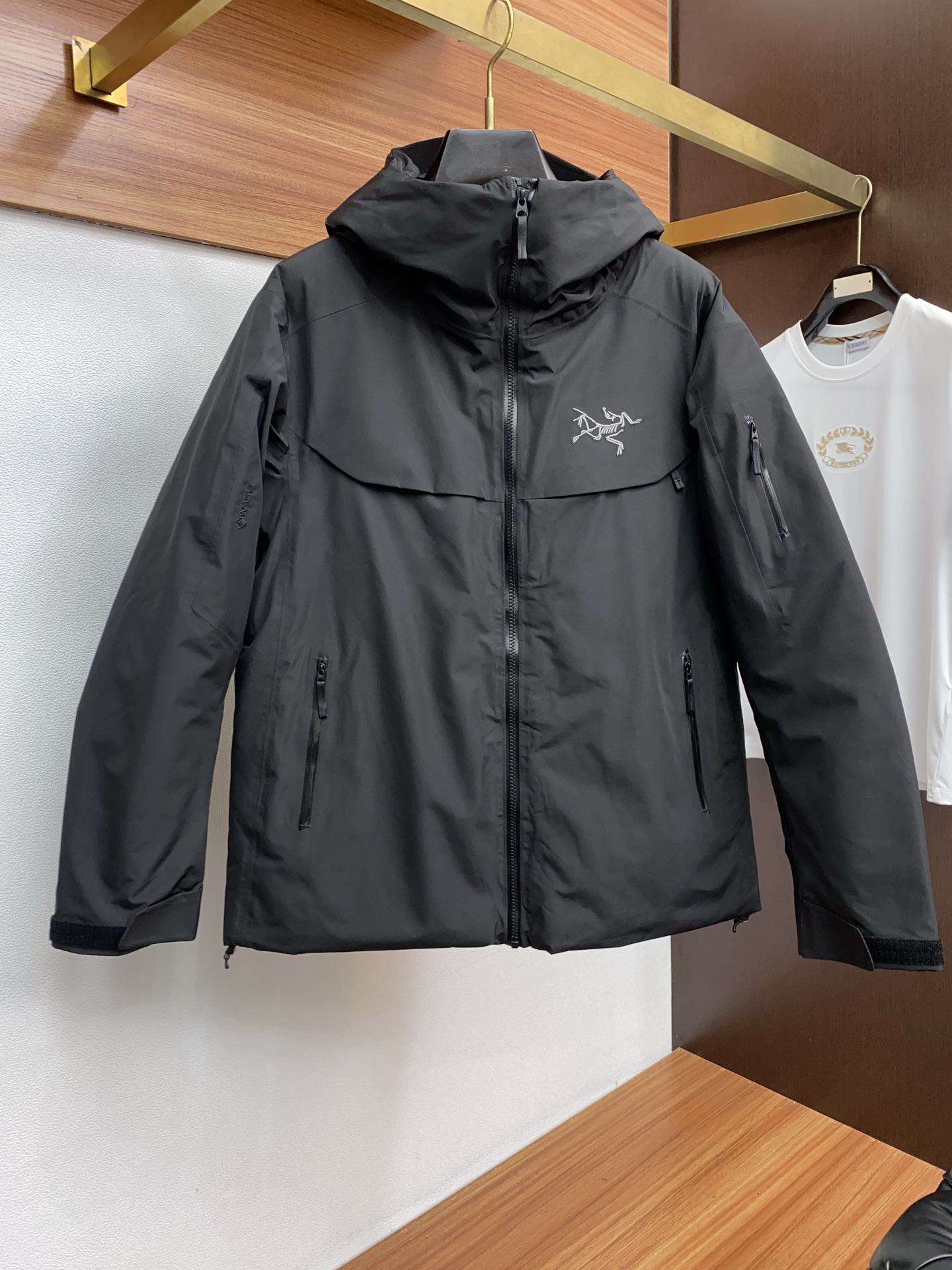 NO:712631,19860909支持年后 始祖鸟 2025秋冬新款羽绒服 原版1:1订制五金配件全进口原版定制 欢迎专柜对比 绝对的高品质 采用白鸭绒 超柔软 充羽量蓬松饱满 超级重面料做工杠杠的 版型完美 注意 面料超舒服 独家款 非市场货 男女同款尺码S-2xL,arc'teryx,down jacket,,Men's clothing