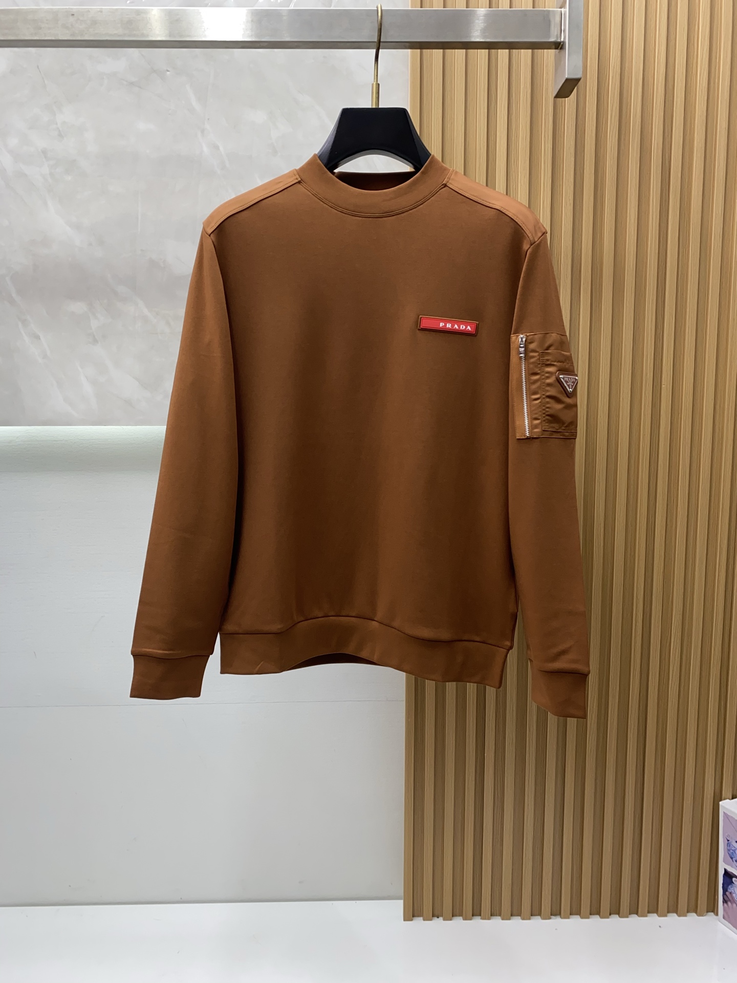 NO:595646,Prada 2025 autumn and winter AW new products, fashionable and casual bottoming thickened long-sleeved sweatshirts are available at the same time at the counter. Imported Modal long-staple cotton brushed fabric, the craftsmanship is extremely complex, the vision is quite elegant and fashionable, noble and elegant, from the main fabric to the detailed craftsmanship, it shows the ingenuity of fashion. Recommended, size M-3xL, prada, hoodie, sweatshirts, alexander wang19860909普拉达 2025 秋冬AW新品,时尚休闲打底加厚长袖卫衣专柜同步有售,进口莫戴尔长绒棉拉绒面料,工艺极度复杂,视觉相当雅致时髦,高贵而优雅,从主体面料到细节工艺,彰显时装的匠心所在.推荐,尺码M-3xL,,prada,hoodie,sweatshirts,alexander wang,Men's clothing