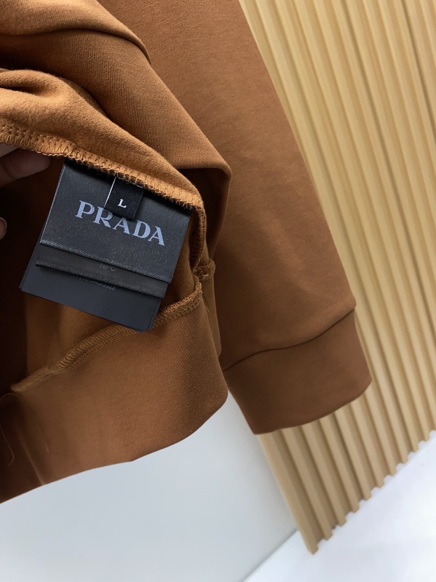 普拉达 2025 秋冬AW新品，时尚休闲打底加厚长袖卫衣专柜同步有售，进口莫戴尔长绒棉拉绒面料，工艺极度