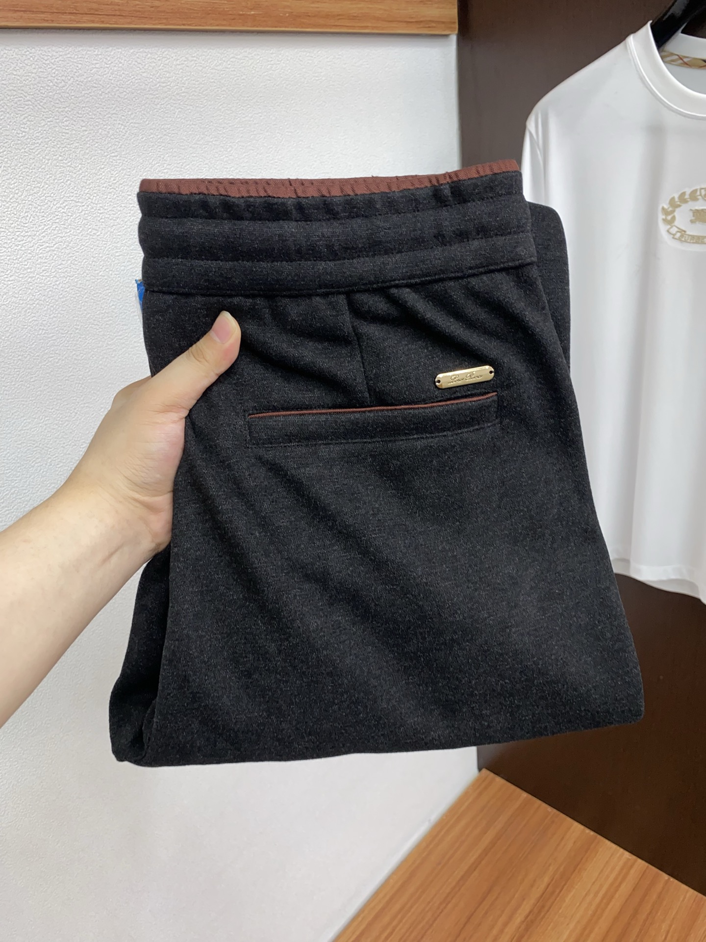 NO:595620,LP Loro Piana's new autumn and winter men's straight-leg sweatpants, cashmere and wool blended fabrics, three logos, elastic waist drawstring, pocket design on both sides, fitted tailoring, neat stitching, impeccable details (a must-have item, the absolute highest version on the market), classic and versatile. At the same time, the upper body has a casual sense of relaxation, comfortable and breathable. It is warm and reflects high-end texture, full-quality order, 29-38,, loro piana, alexander wang19860909LP 诺悠翩雅 秋冬新款男士直筒运动裤,羊绒羊毛混纺面料、三标齐、松紧腰抽绳、两侧口袋设计,合体的裁剪、车线工整、细节无可挑剔（人手必备单品 绝对市场最高版本）经典百搭 同时上身有总随意的松弛感,舒适透气 保暖的同时体现高档质感、全品相的订单,29-38,,loro piana,alexander wang,Men's clothing