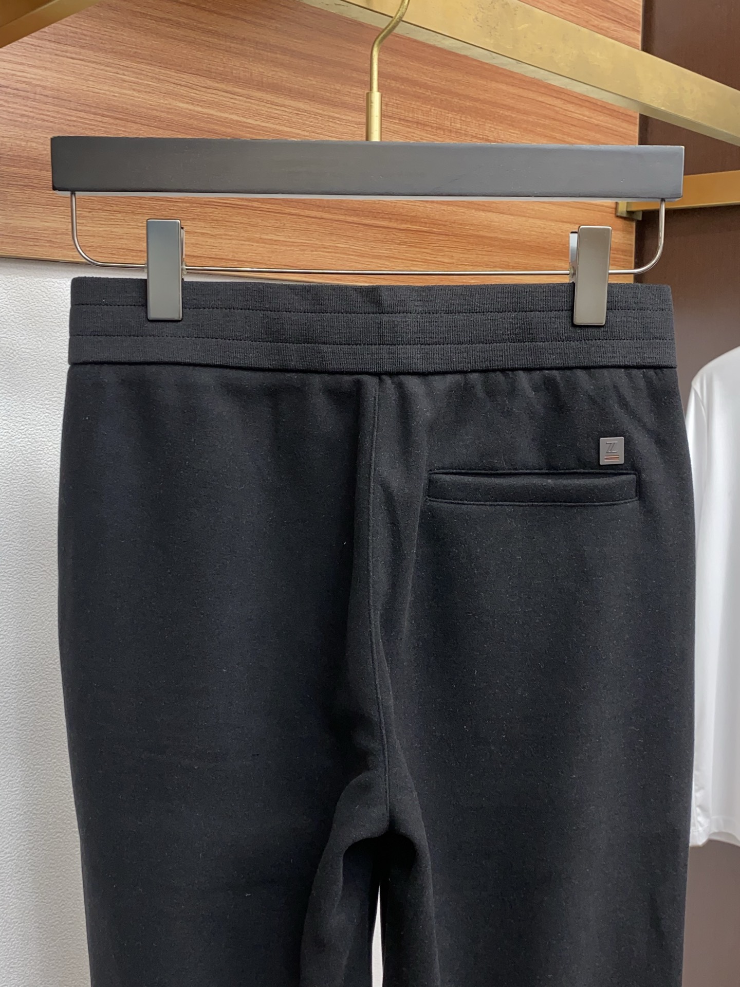 杰尼亚 秋冬新款男士直筒运动裤，羊绒羊毛混纺面料、三标齐、松紧腰抽绳、两侧口袋设计，合体的裁剪、车线工整