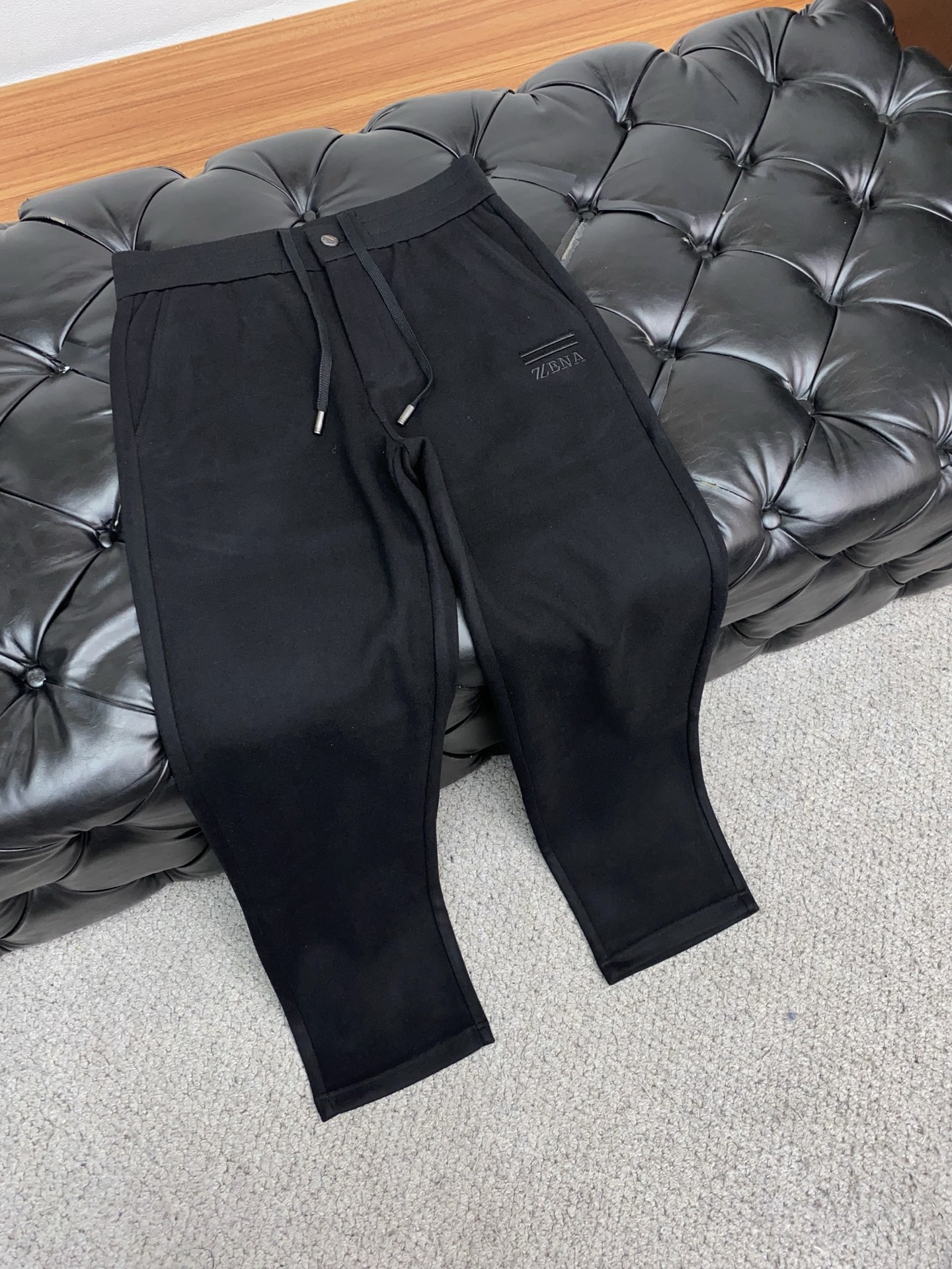 杰尼亚 秋冬新款男士直筒运动裤，羊绒羊毛混纺面料、三标齐、松紧腰抽绳、两侧口袋设计，合体的裁剪、车线工整