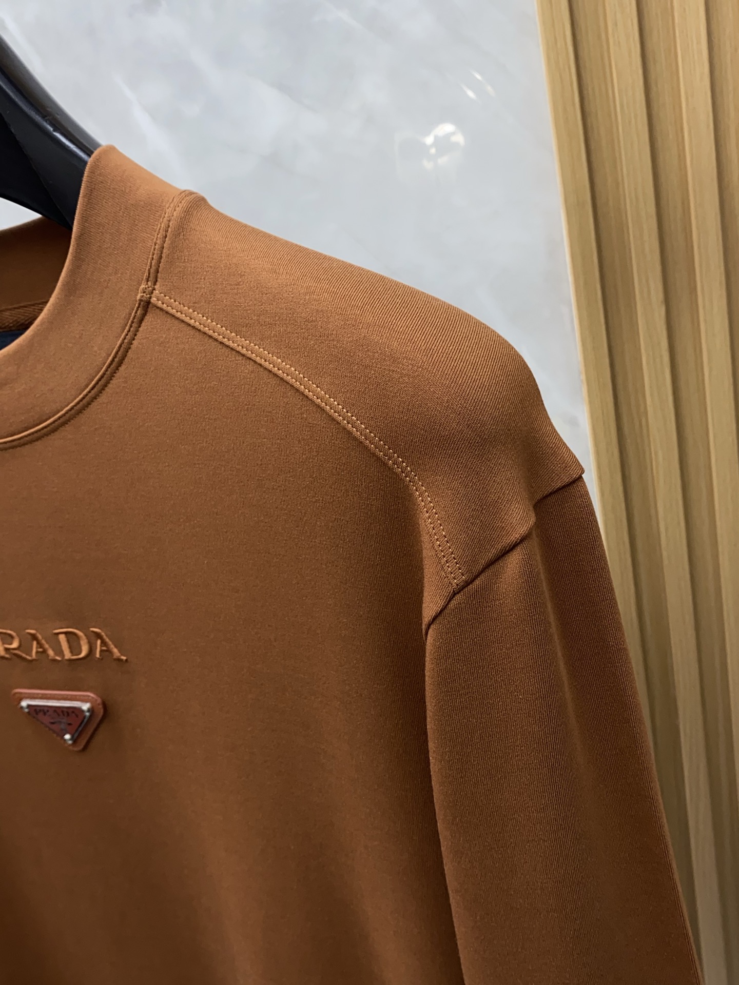普拉达 2025 秋冬AW新品，时尚休闲打底加厚长袖卫衣专柜同步有售，进口莫戴尔长绒棉拉绒面料，工艺极度