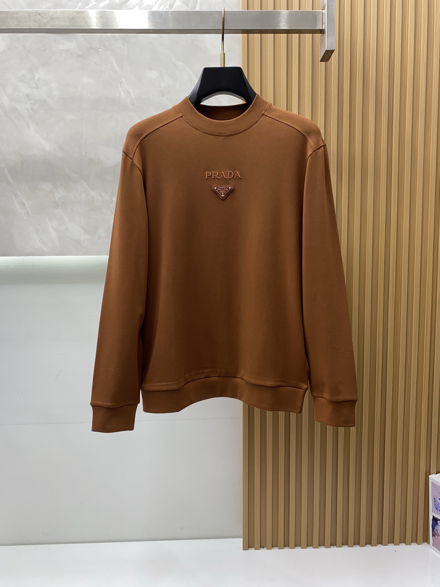 普拉达 2025 秋冬AW新品，时尚休闲打底加厚长袖卫衣专柜同步有售，进口莫戴尔长绒棉拉绒面料，工艺极度