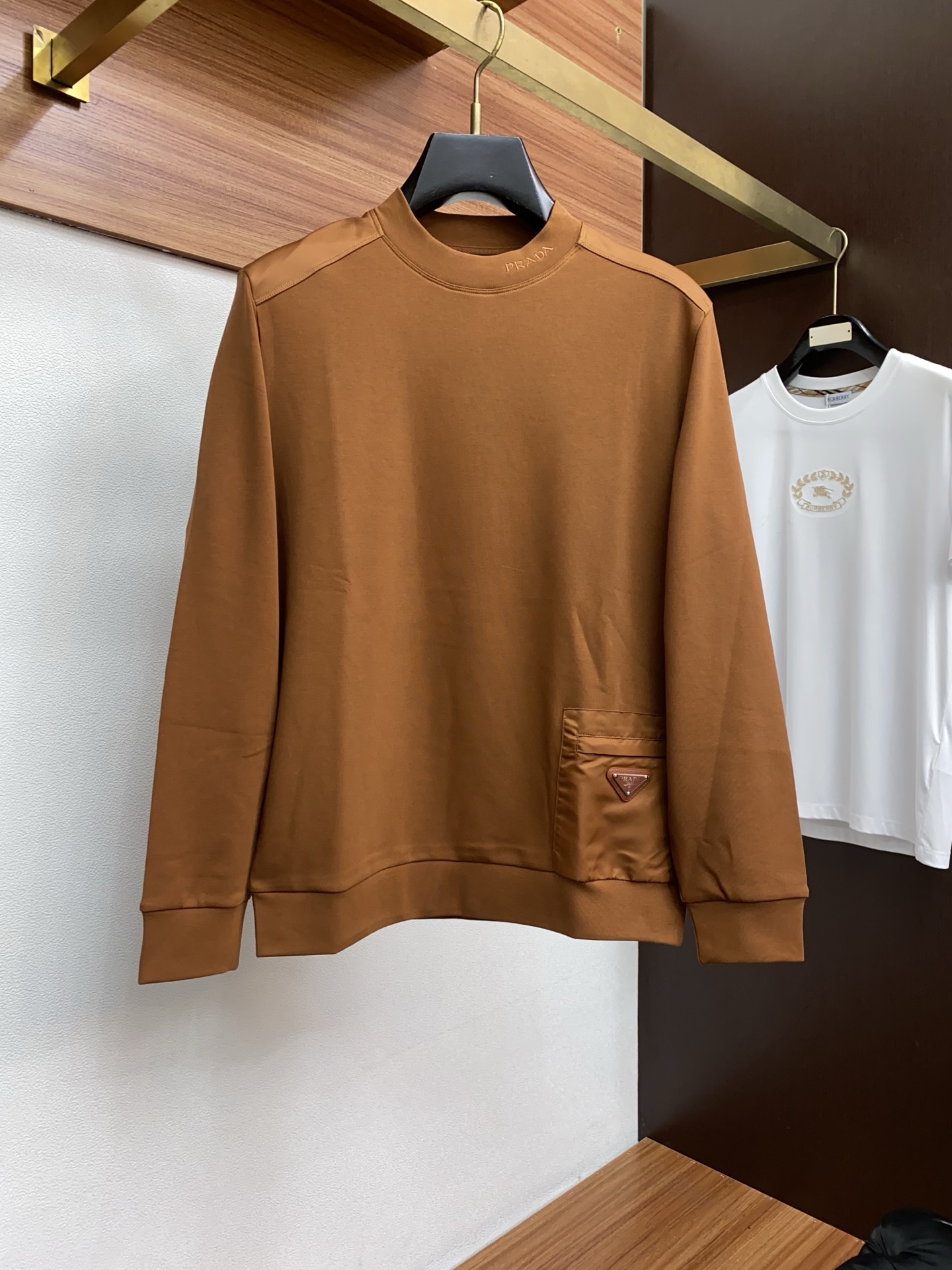 NO:596325,Prada 2025 autumn and winter AW new products, fashionable and casual bottoming thickened long-sleeved sweatshirts are available at the same time at the counter. Imported Modal long-staple cotton brushed fabric, the craftsmanship is extremely complex, the vision is quite elegant and fashionable, noble and elegant, from the main fabric to the detailed craftsmanship, it shows the ingenuity of fashion. Recommended, size M-3xL, prada, hoodie, sweatshirts, alexander wang19860909普拉达 2025 秋冬AW新品,时尚休闲打底加厚长袖卫衣专柜同步有售,进口莫戴尔长绒棉拉绒面料,工艺极度复杂,视觉相当雅致时髦,高贵而优雅,从主体面料到细节工艺,彰显时装的匠心所在.推荐,尺码M-3xL,,prada,hoodie,sweatshirts,alexander wang,Men's clothing