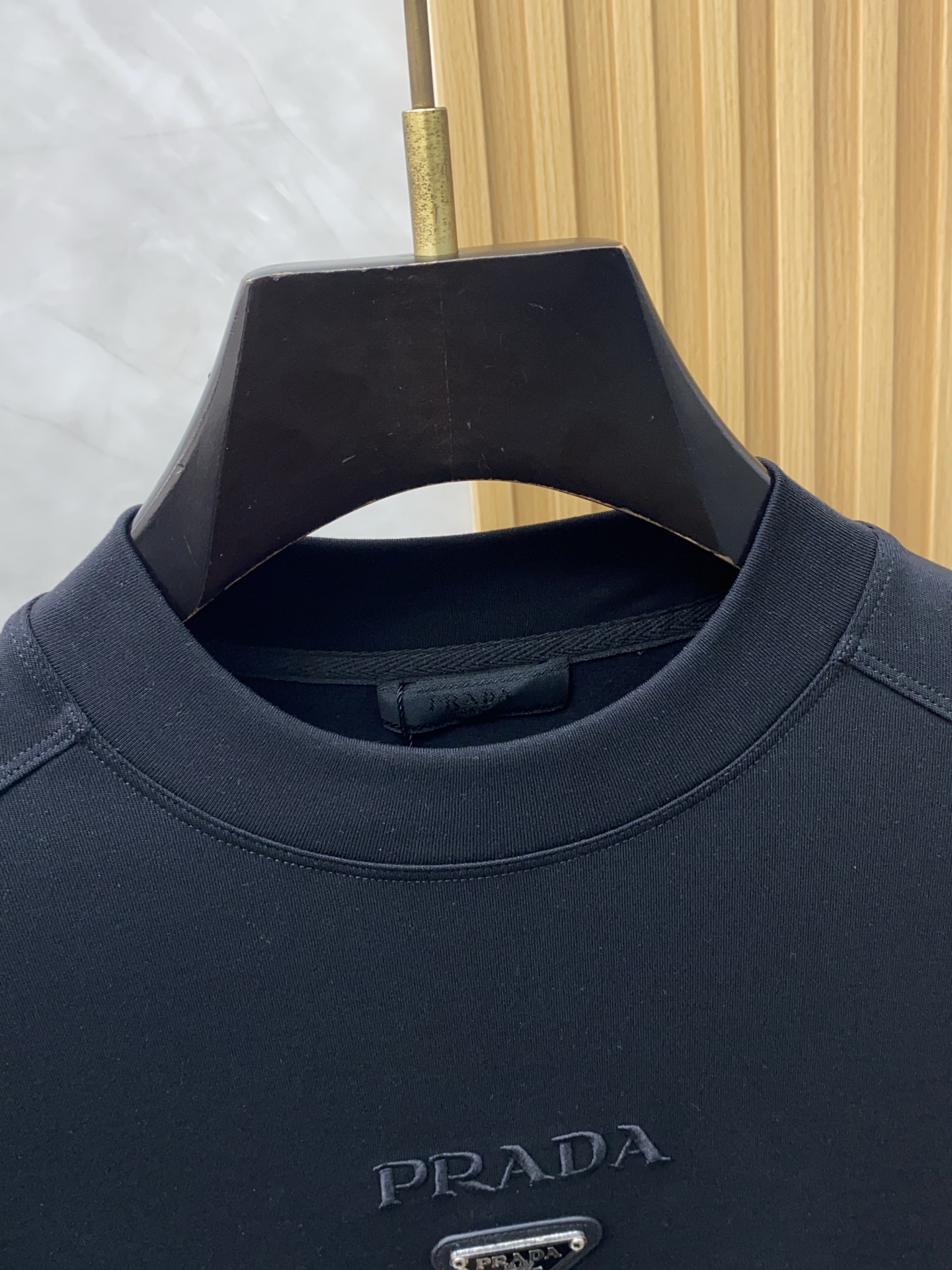 普拉达 2025 秋冬AW新品，时尚休闲打底加厚长袖卫衣专柜同步有售，进口莫戴尔长绒棉拉绒面料，工艺极度